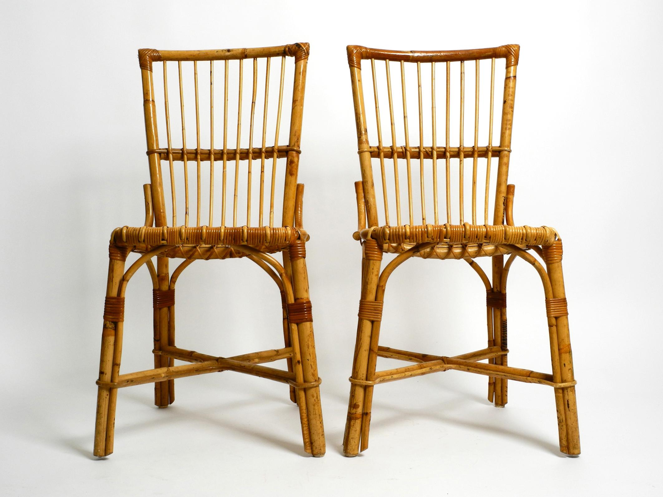Zwei große 60er italienische Bambus Stühle in sehr gutem Vintagezustand.
Wunderschönes Design und sehr bequem zum Sitzen. 
Komplett aus Bambus sehr aufwendig hergestellt. 
Beide Stühle in gleichem gutem Zustand ohne Schäden und nicht wacklig.
