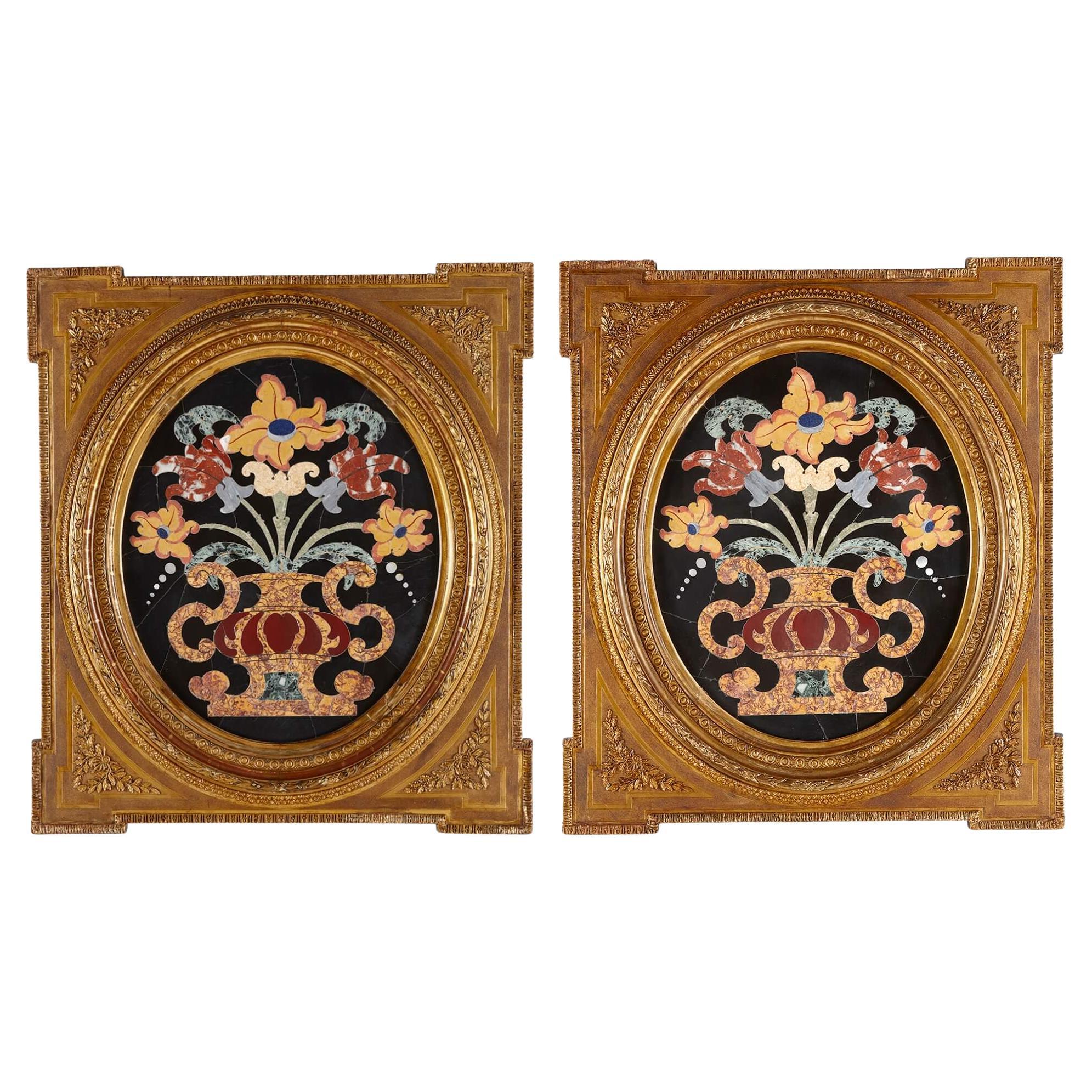 Une paire de très grands panneaux de marqueterie italienne en Pietra Dura en vente