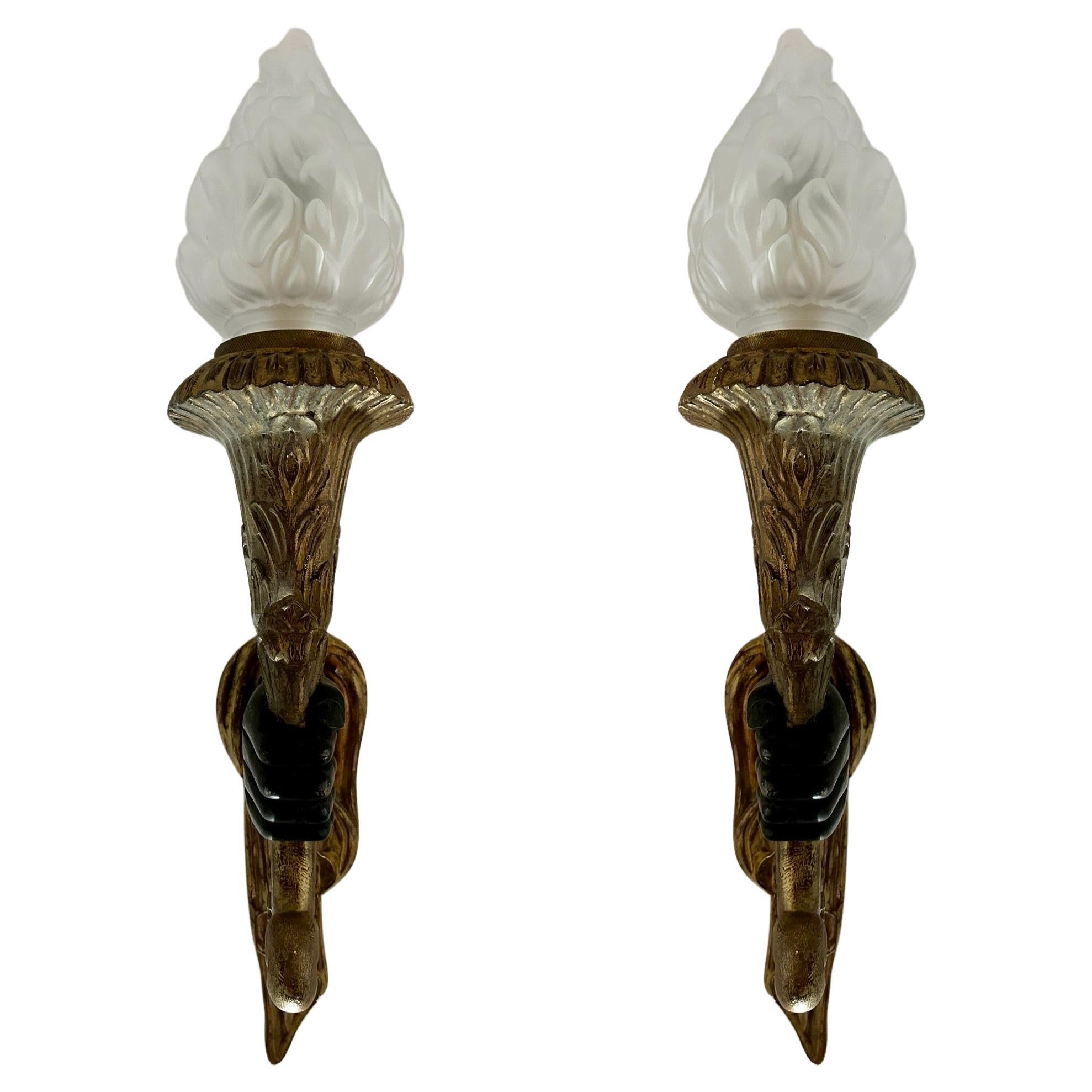 Paire d'énormes appliques torchères en bois sculpté de Giltwood avec des abat-jours en verre opaque. Converti pour l'électricité, très bien fini avec des supports d'abat-jour montés en bronze. La grande torchère est soutenue par une main ébonisée