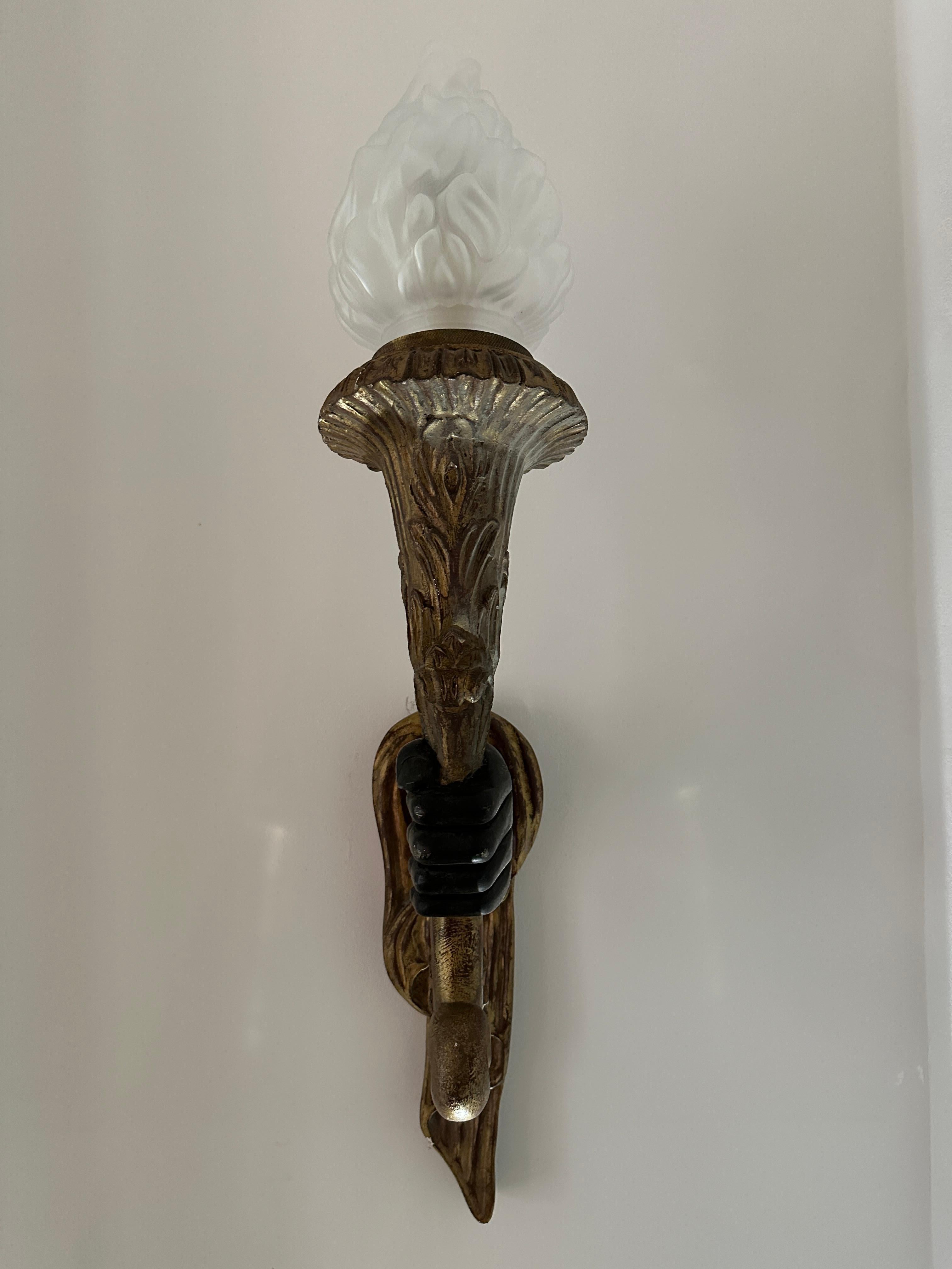 Empire Paire de très grandes lampes à main torchères françaises en vermeil en vente
