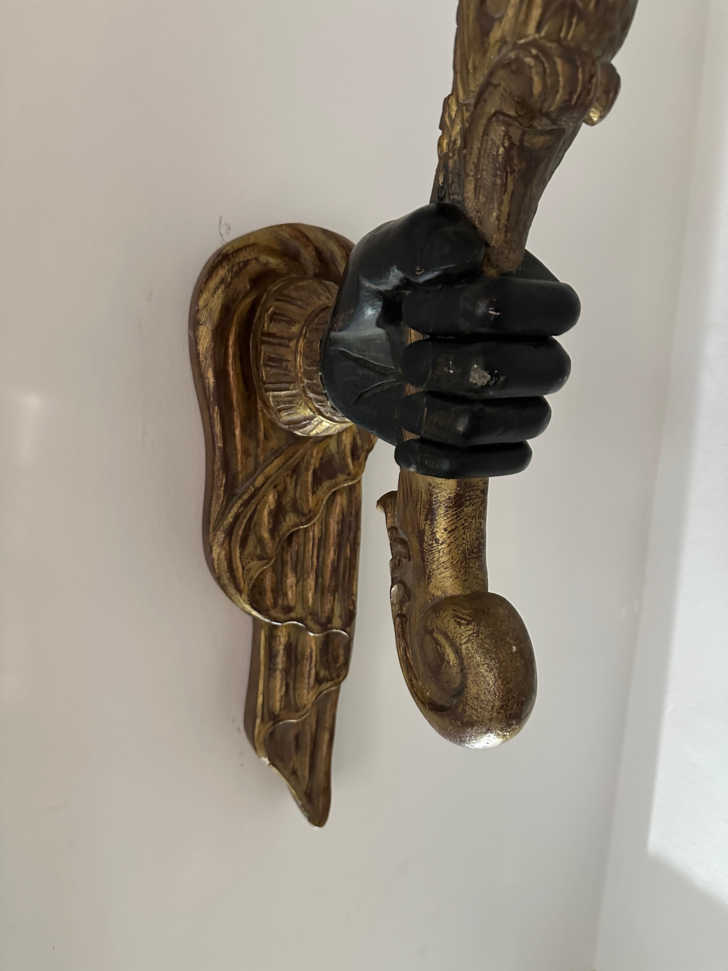 Sculpté à la main Paire de très grandes lampes à main torchères françaises en vermeil en vente