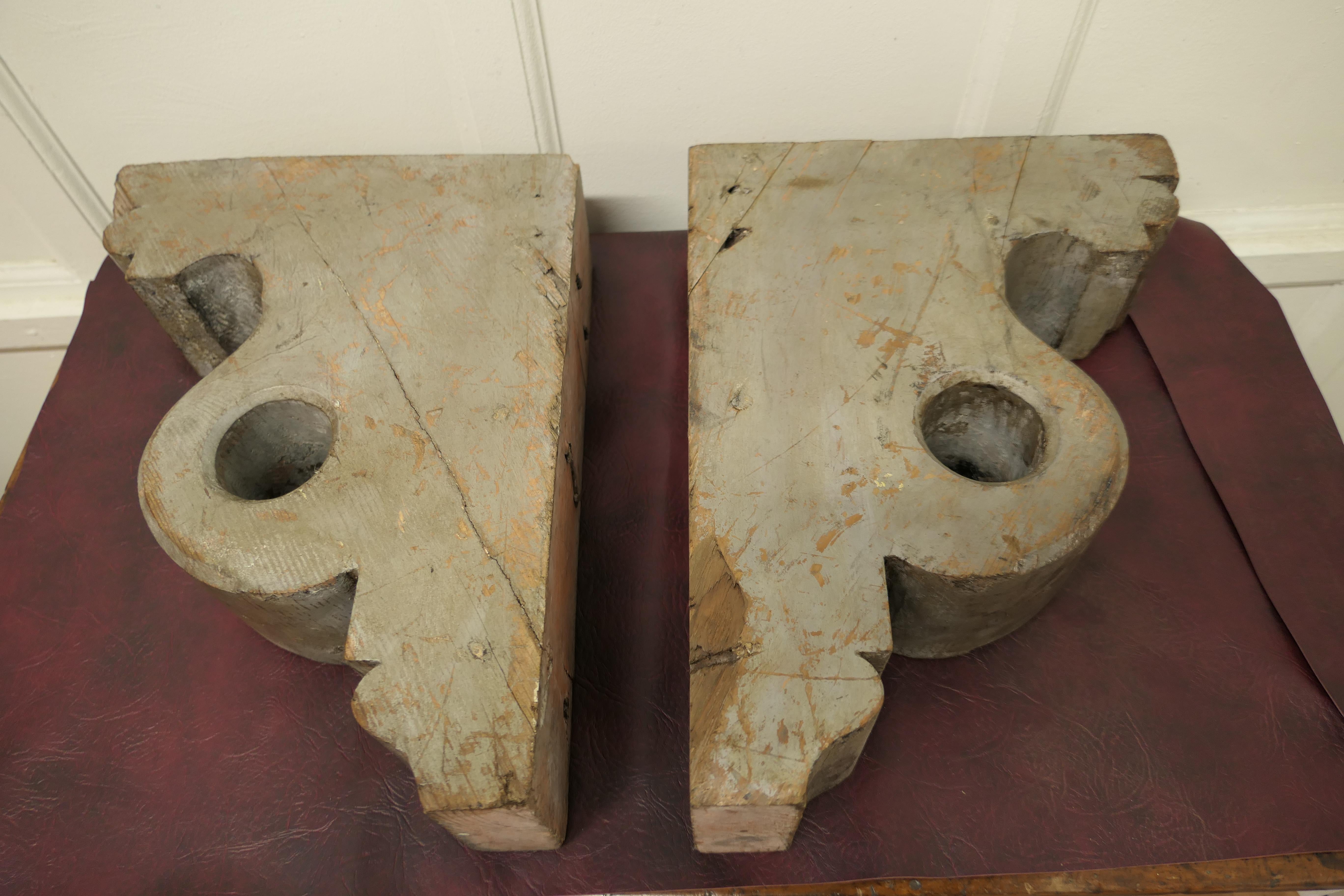 Pair of Very Large Painted Wall Brackets In Good Condition For Sale In Chillerton, Isle of Wight