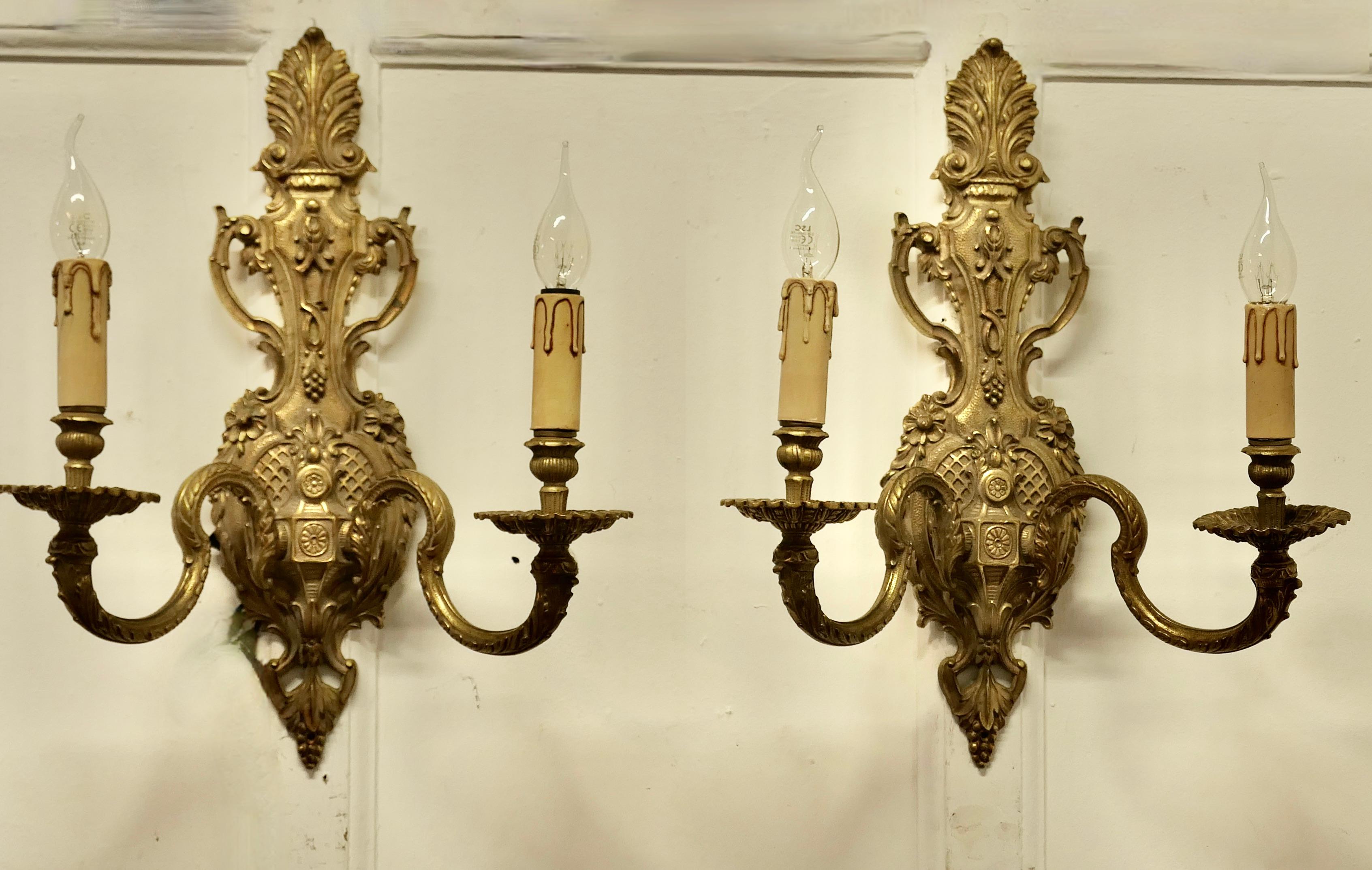 Paire de très grandes appliques en laiton lourd de style rococo en vente 4