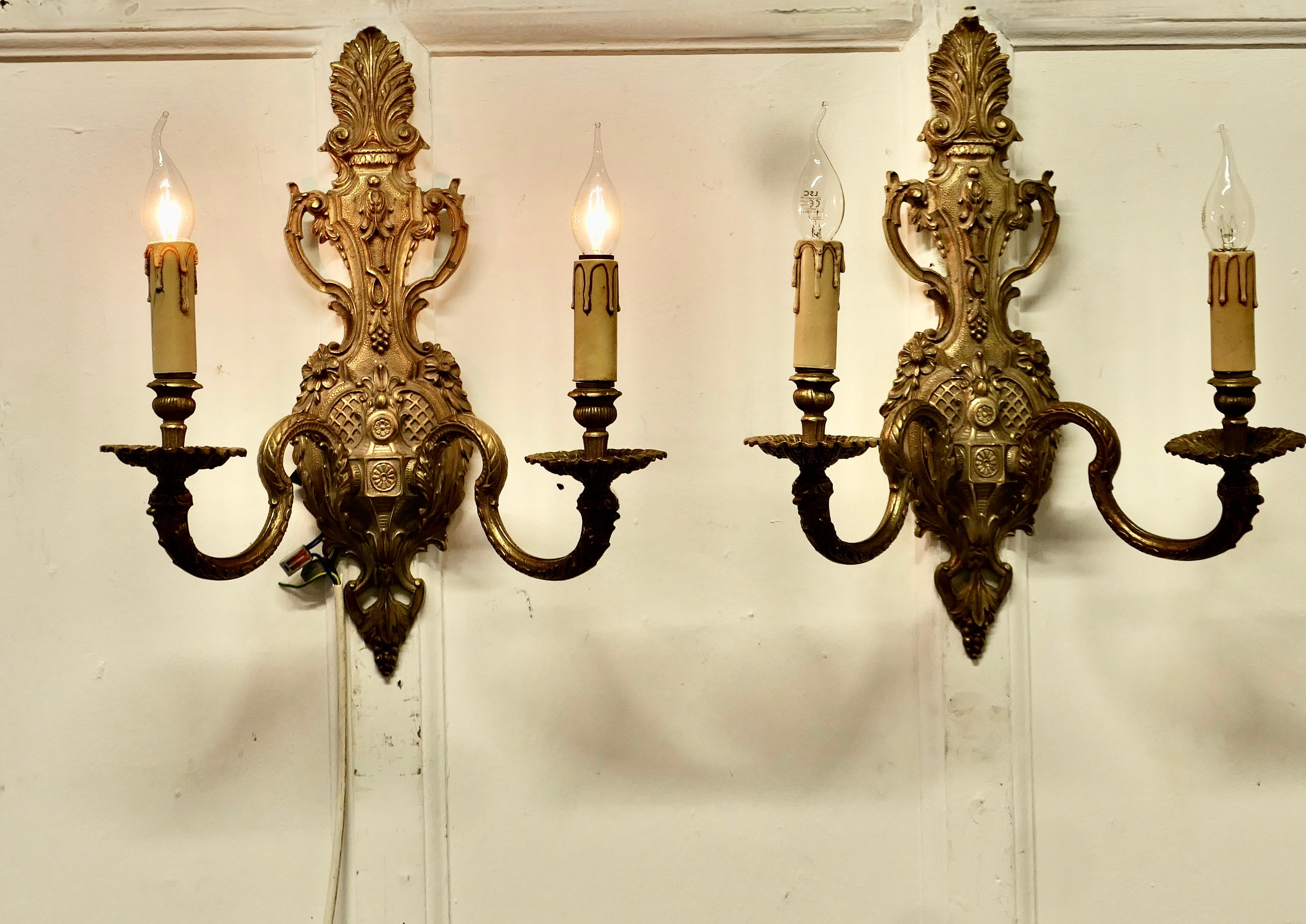 Paire de très grandes appliques en laiton lourd de style rococo

Il s'agit d'une paire de luminaires très attrayants, très lourds et décoratifs. Chaque luminaire comporte deux appliques. 

Les lampes sont en très bon état et fonctionnent, elles