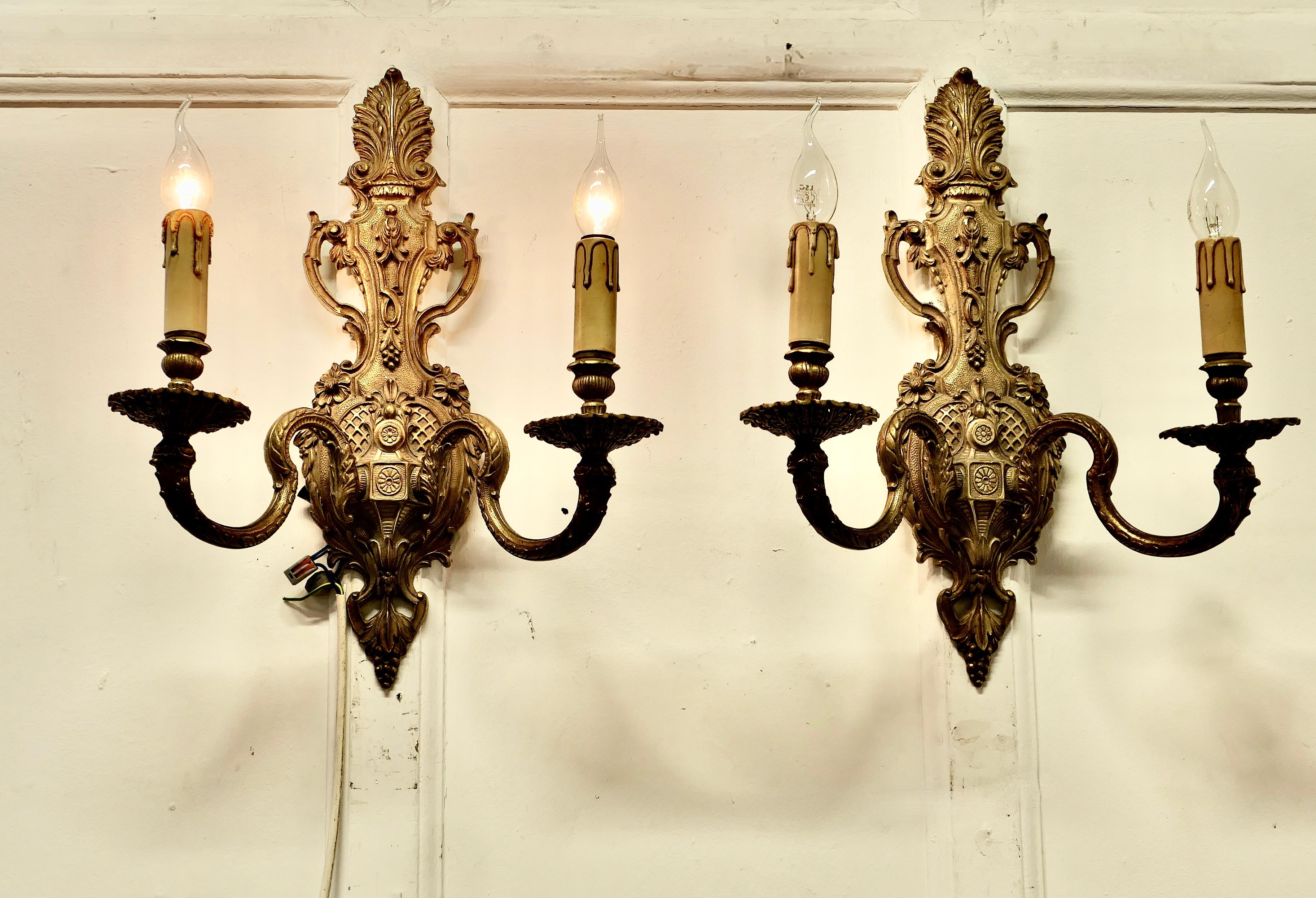 Baroque Paire de très grandes appliques en laiton lourd de style rococo en vente