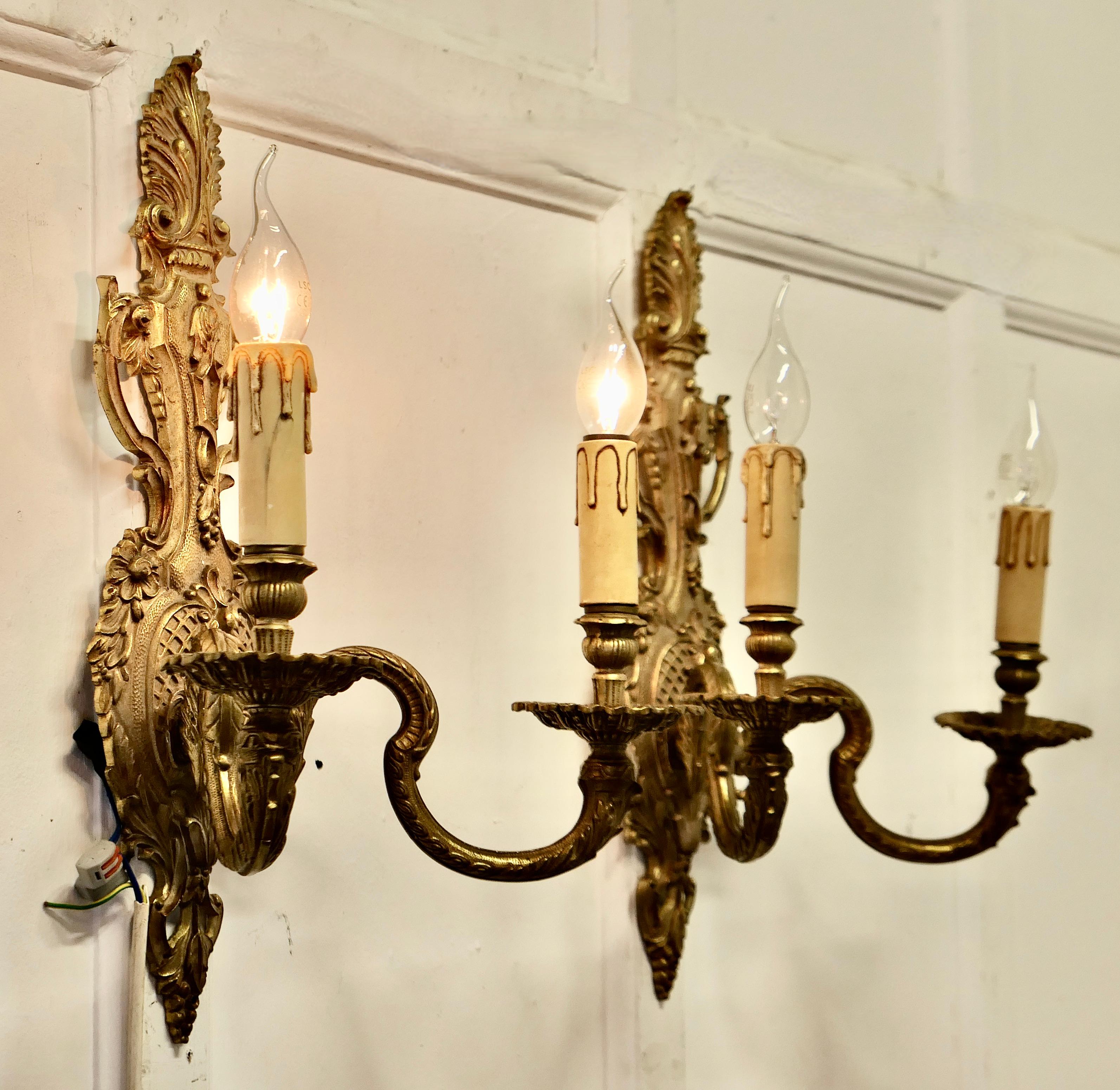 Paire de très grandes appliques en laiton lourd de style rococo Bon état - En vente à Godshill, Isle of Wight