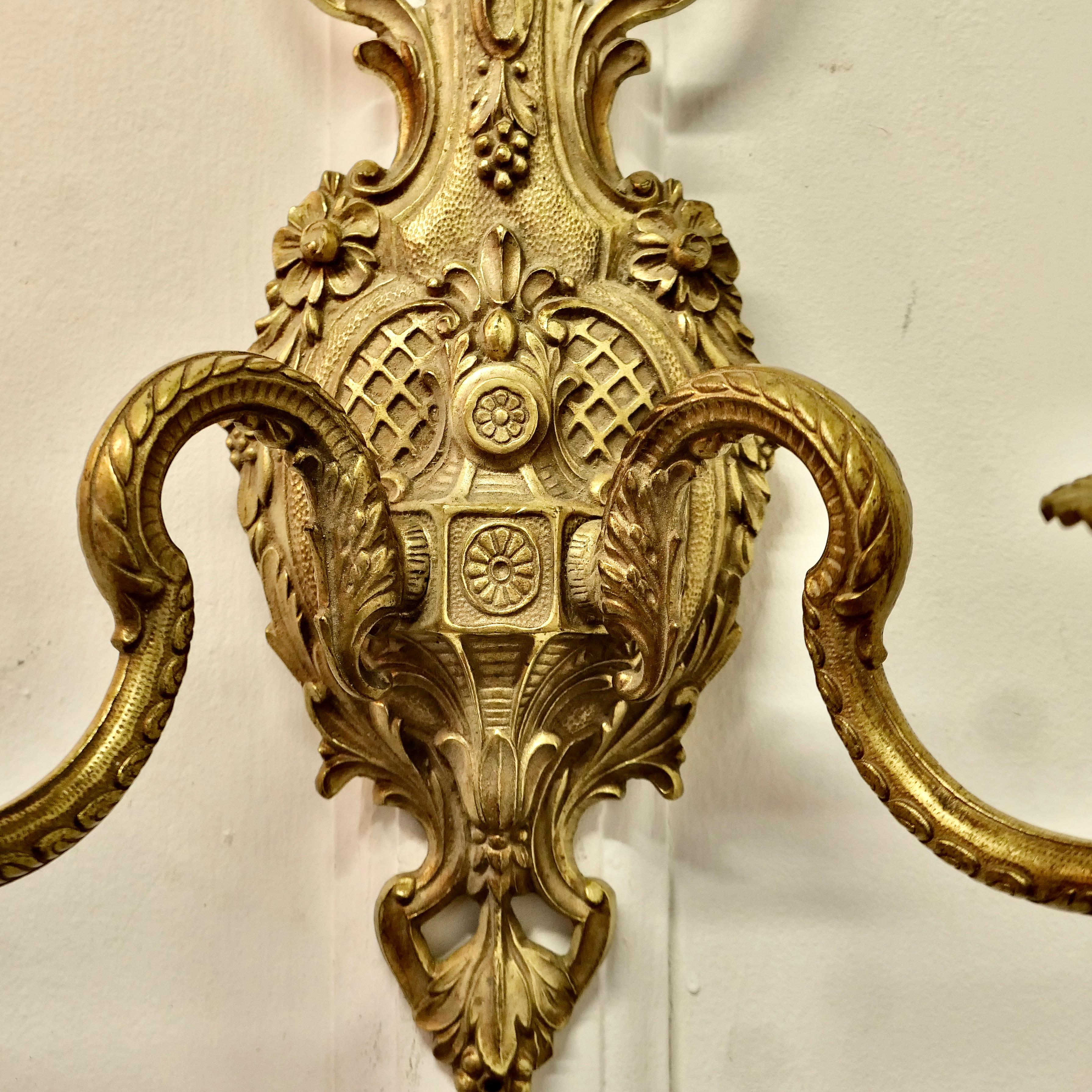 Paire de très grandes appliques en laiton lourd de style rococo en vente 1