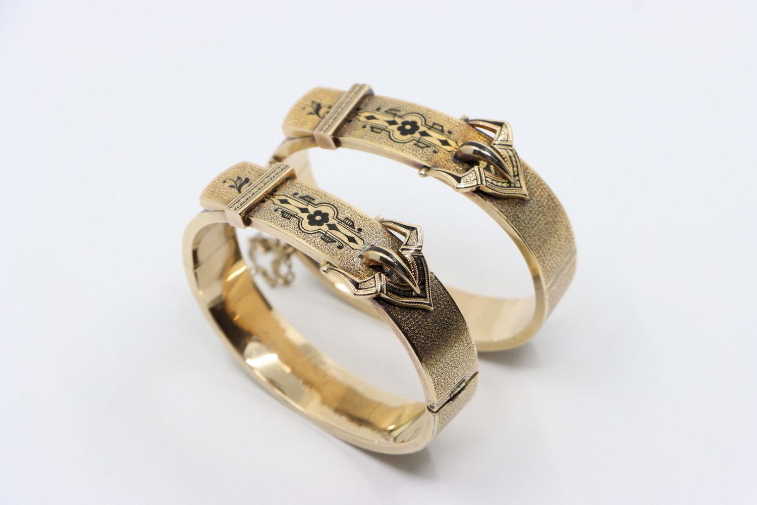 A Pair of Victorian 14K Gold Enamel Belt Bangle Bracelect In Good Condition In Flushing, NY