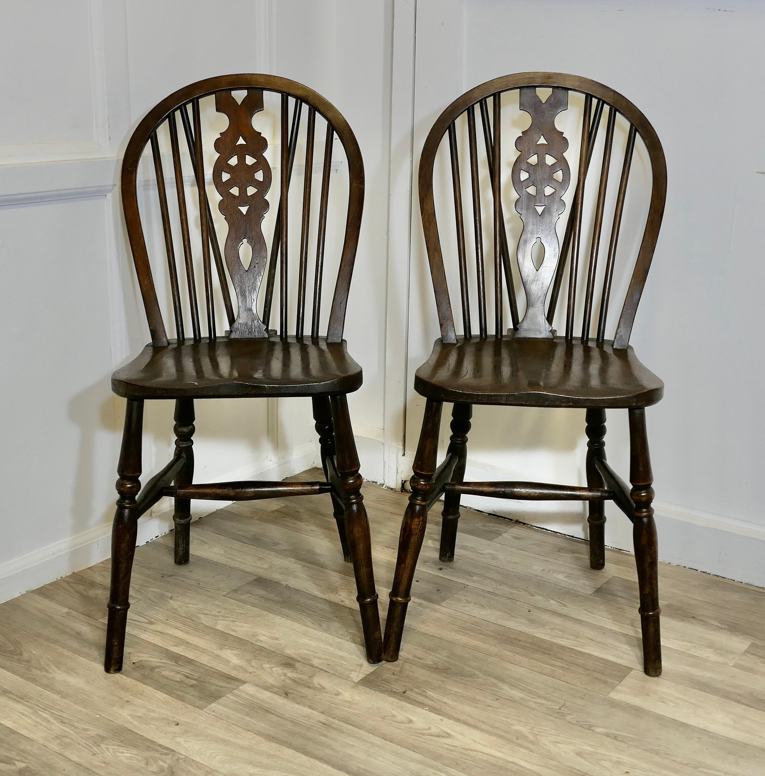 Coppia di sedie a cuneo vittoriane con schienale a ruota in Beeche e Olmo

Le sedie hanno un design classico e sono tradizionalmente realizzate in legno massiccio, con schienali a cerchio nel tradizionale stile Windsor con fusi, uno schienale a
