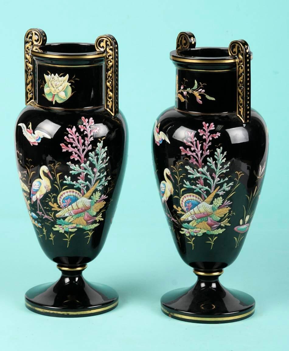 Britannique Paire de vases noirs victoriens avec peinture émaillée, Angleterre en vente