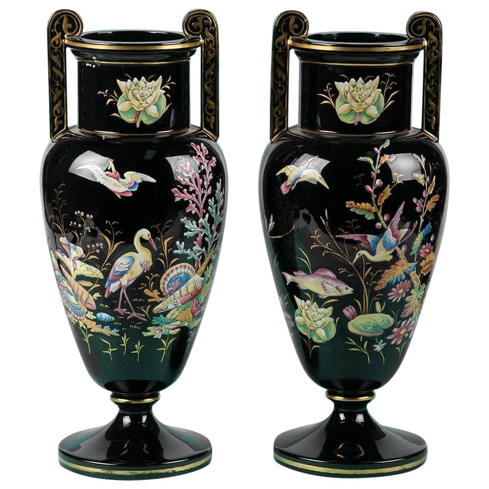 Paire de vases noirs victoriens avec peinture émaillée, Angleterre en vente