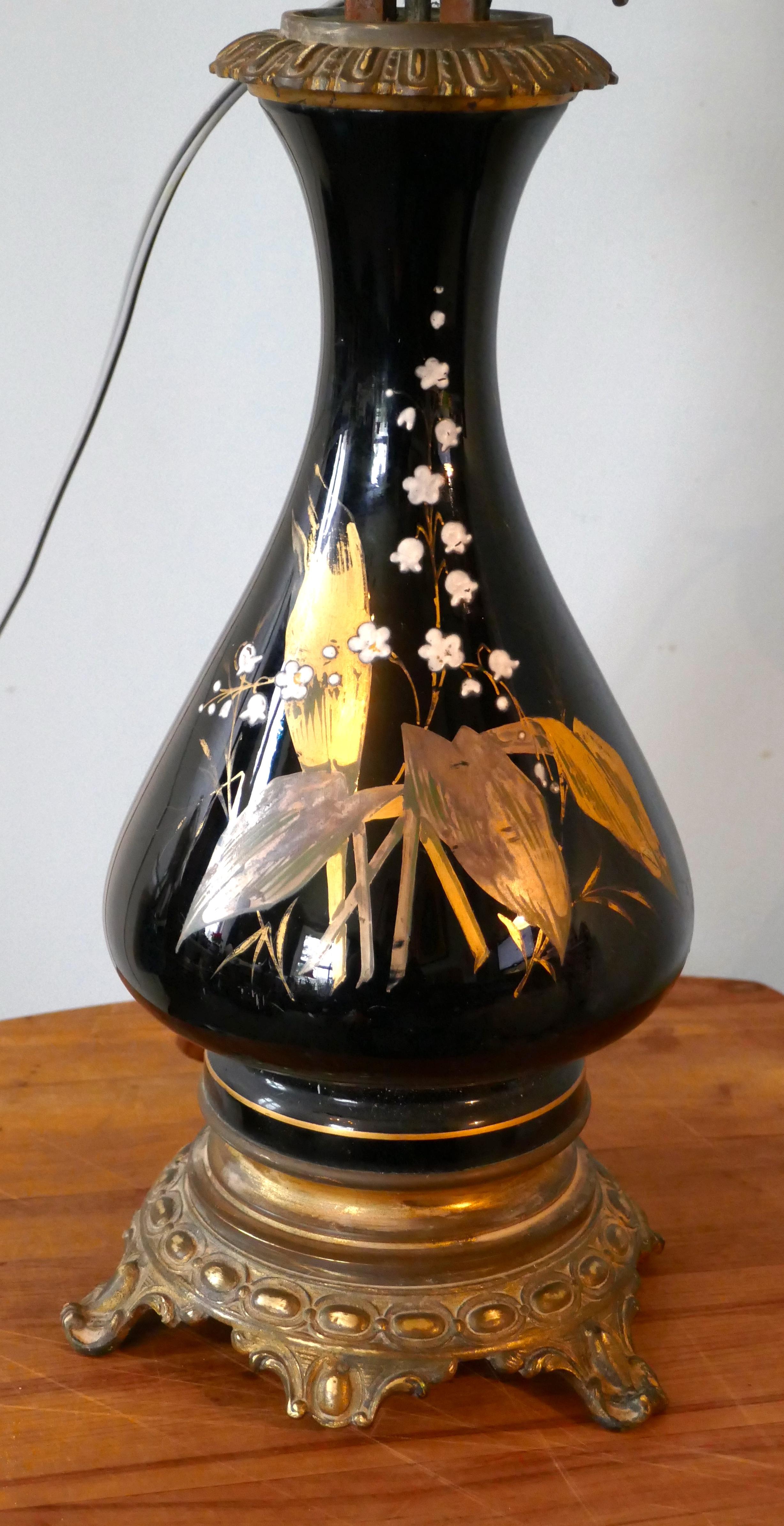 Victorien Paire de lampes à huile en céramique de l'époque victorienne  Electrifié en vente