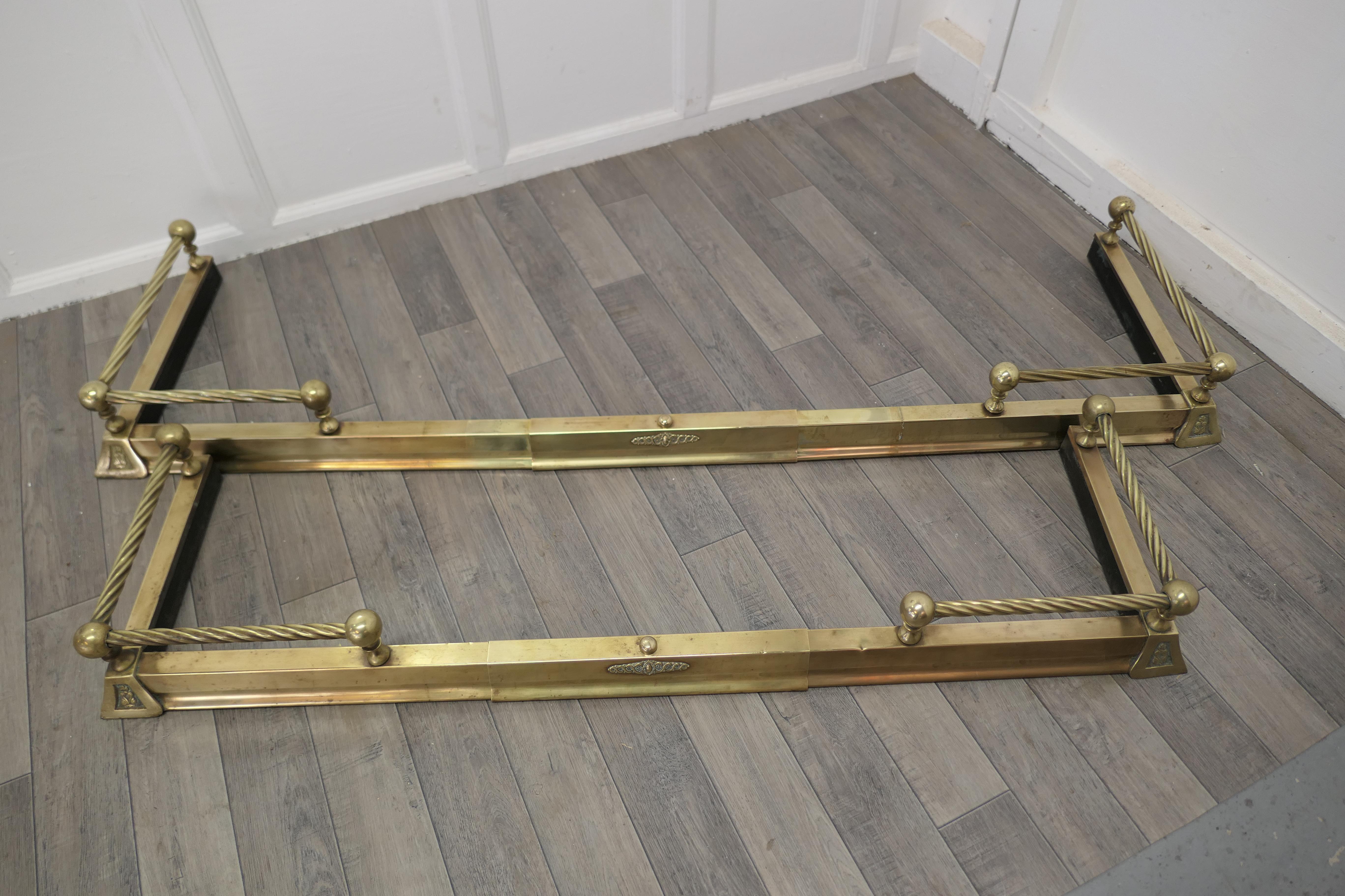Pair of Victorian Extending Barley Twist Brass Fenders In Good Condition For Sale In Chillerton, Isle of Wight
