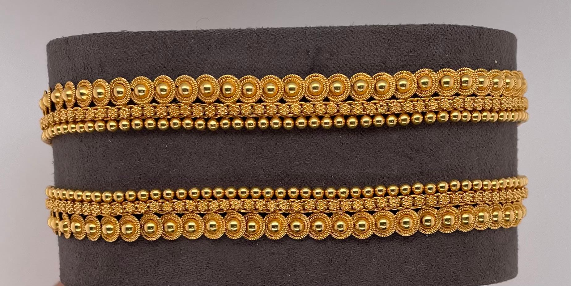 Un paio di bracciali / cavigliere in oro vittoriano (convertibili in collane)
Oro giallo 22kt  Peso totale: 34,53 g

Una splendida coppia di bracciali o cavigliere di ispirazione vittoriana, squisitamente realizzati a mano in oro giallo 22 carati.