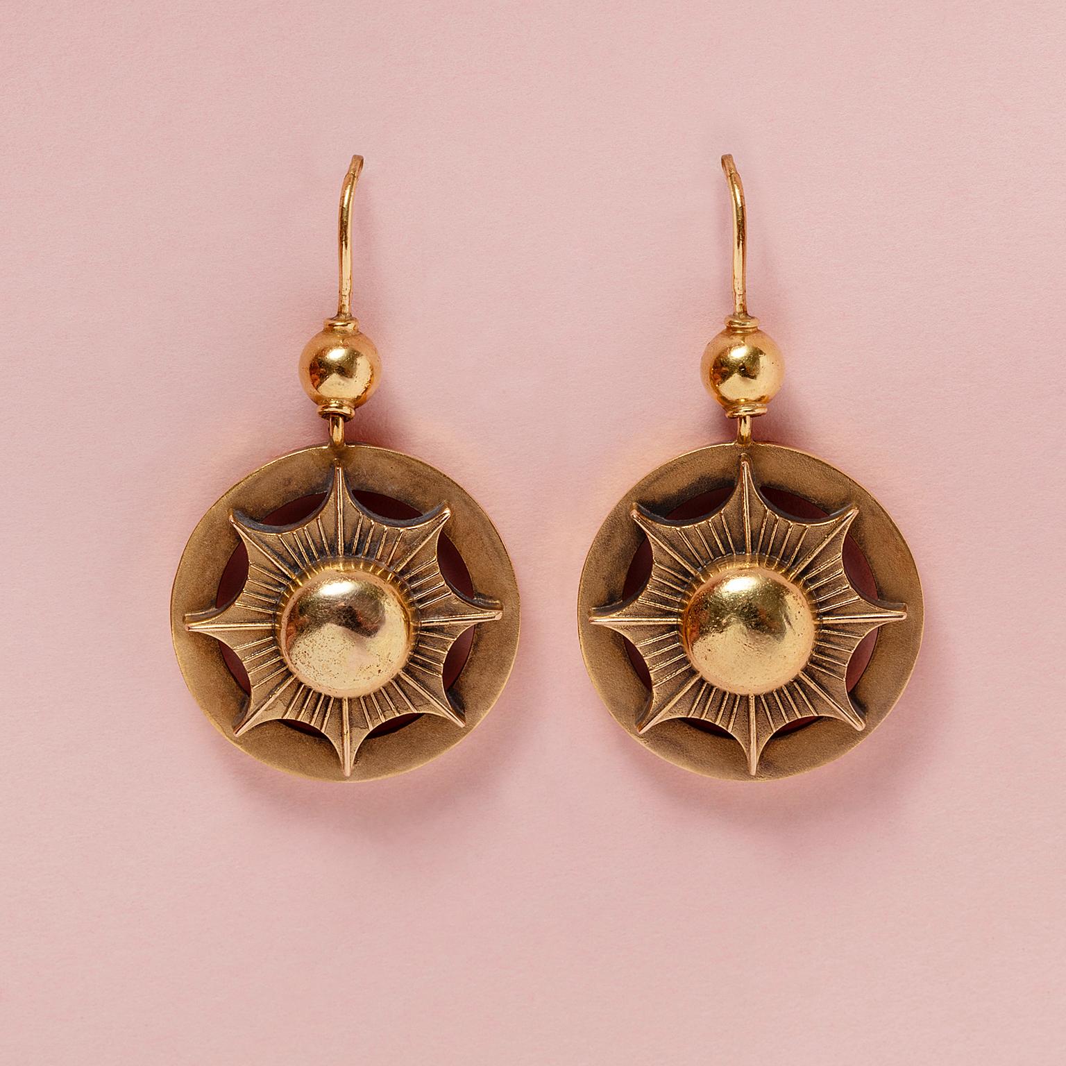 A pair of 15 carat gold round Victorian earrings with a ball on stars, England, circa 1880, hallmarked with English registration marks and Dutch re-inspection for 14 carat gold
weight: 4.08 grams
dimensions: 3.2 x 1.8 cm