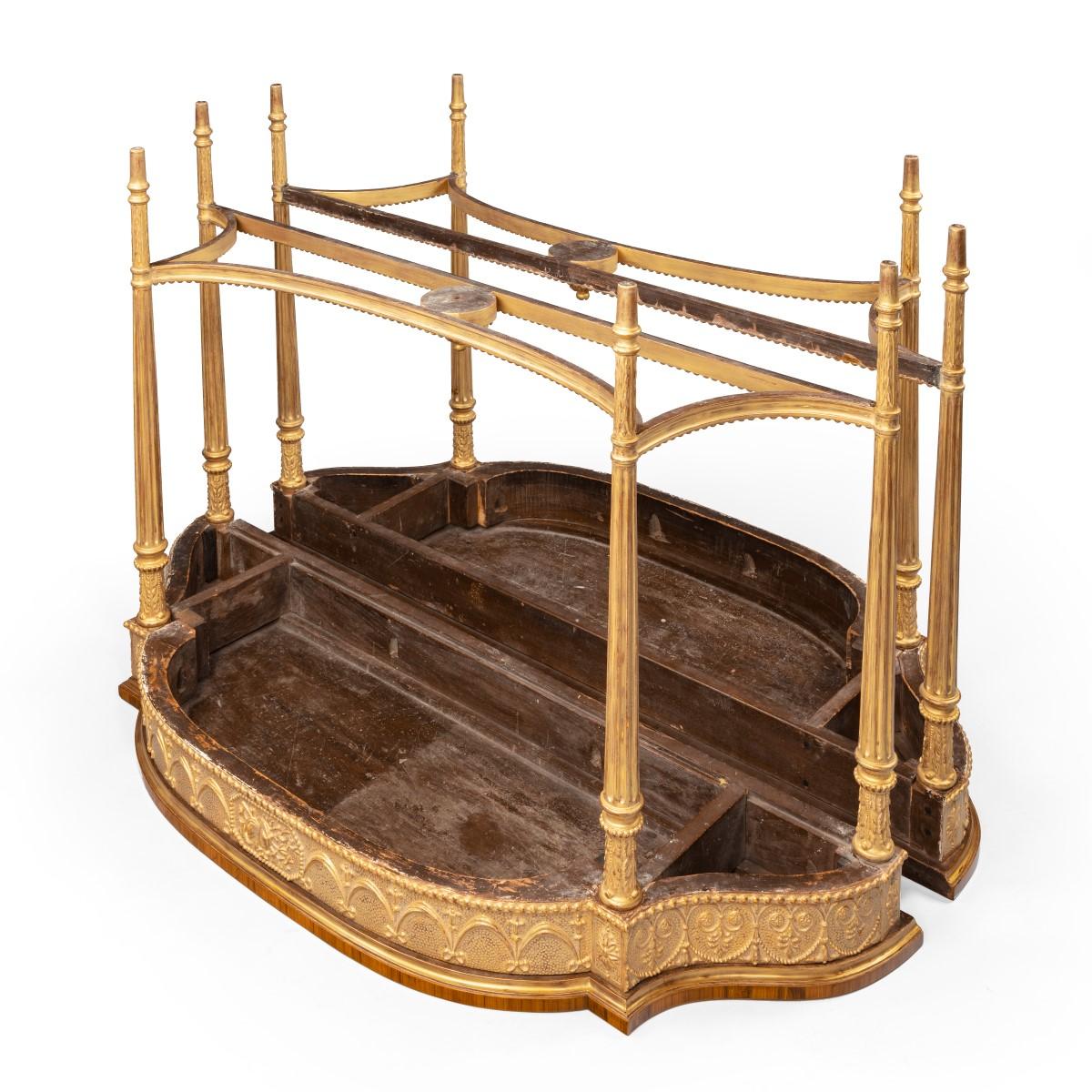 Pareja de consolas victorianas de madera satinada de estilo Hepplewhite, cada una con tablero moldurado con bandas de kingwood y morera y pintado con espigas de trigo, friso de madera dorada y patas cónicas acanaladas talladas con guirnaldas de