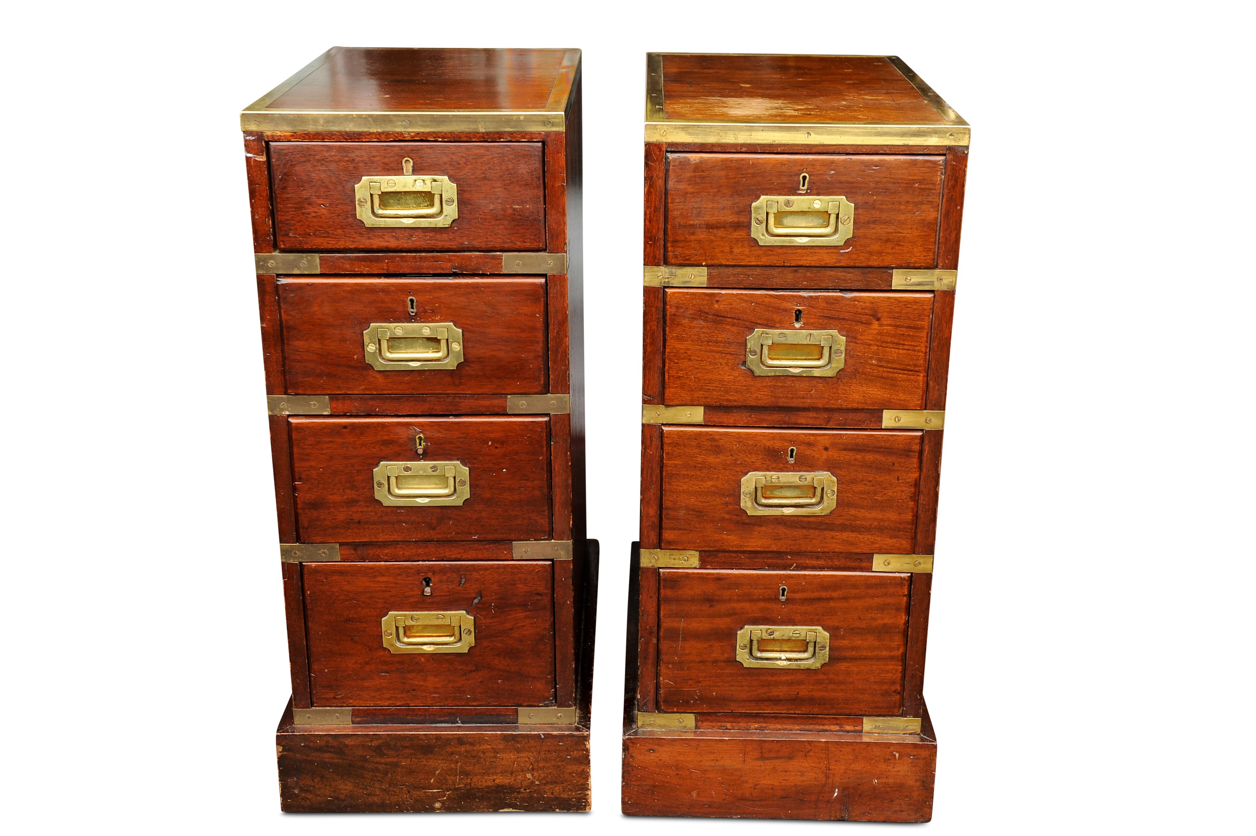 Coppia di cassettiere a quattro cassetti in mogano e ottone del XIX secolo vittoriano con ferramenta in ottone, sollevate su quattro piedi a blocco.

Elegante set di forzieri da campagna con emblema a bottone con corona all'interno, potrebbe essere