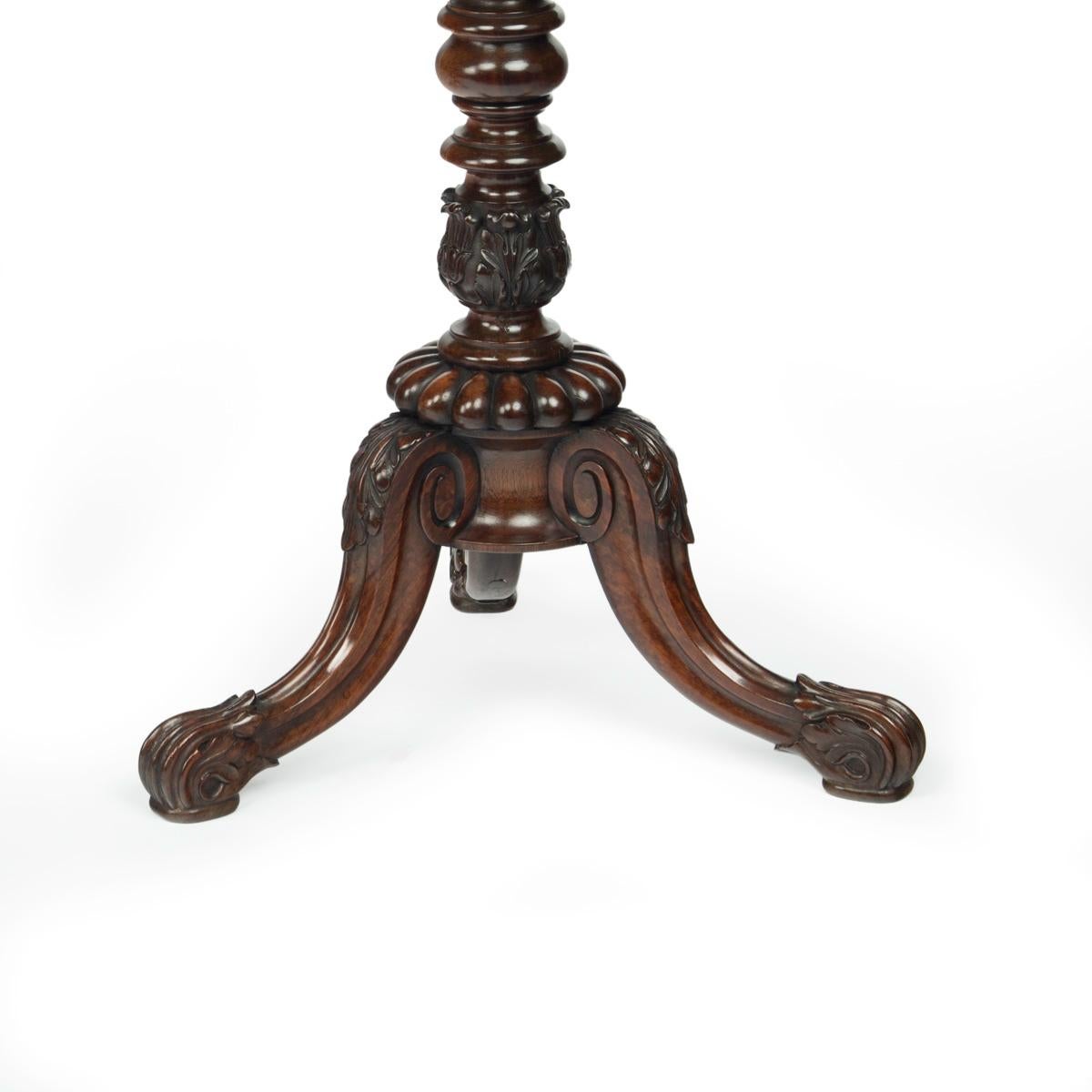 Paire de tables à fleurs ou à crocus en palissandre de George IV, attribuées à Gillows, chacune de forme rectangulaire avec un plateau à panneau central amovible au-dessus d'une doublure en étain pour la culture des bulbes dissimulée dans la frise,