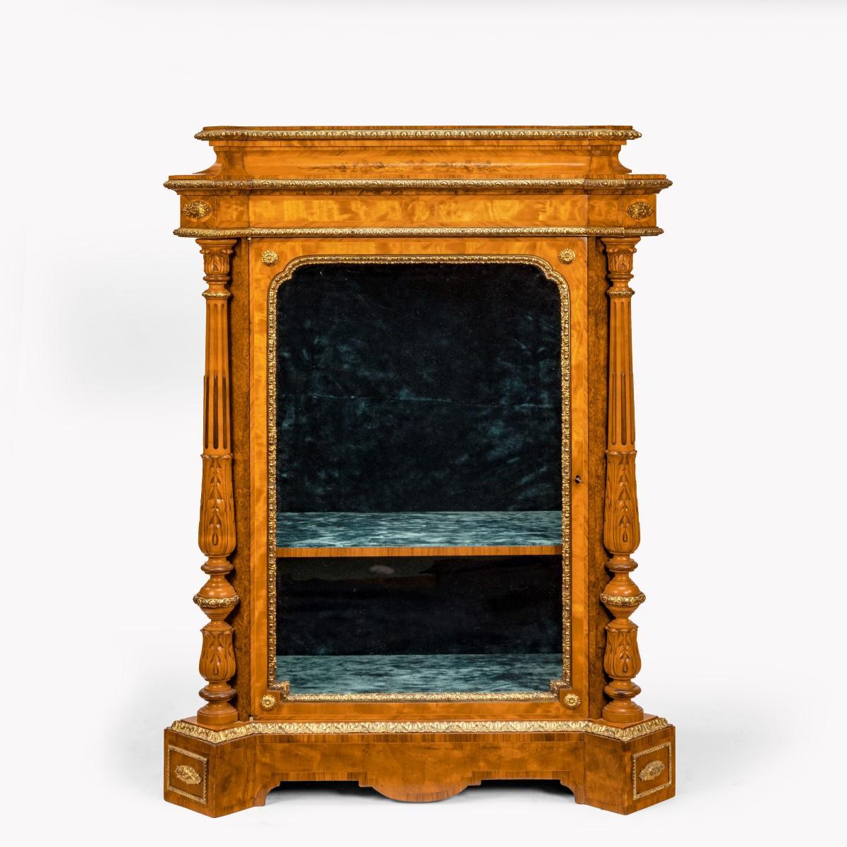Pareja de vitrinas victorianas de madera satinada atribuidas a Holland & Sons Victoriano en venta