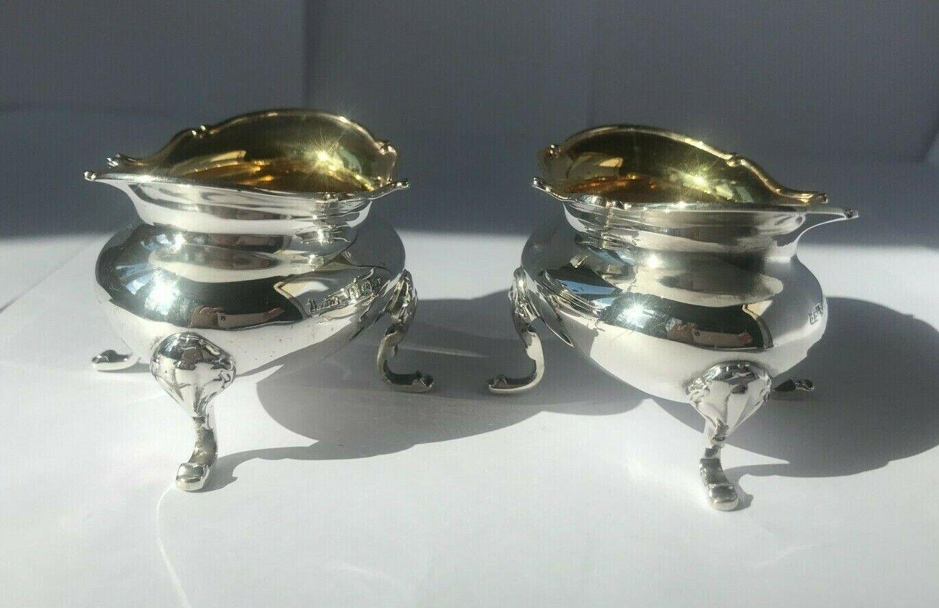 Coppia di saliere vittoriane in argento Sterling di Henry Hobson, 1897

In buone condizioni vintage, questi pezzi sono bellissimi. Hanno interni dorati e poggiano su quattro delicati piedini.
Marchio di fabbrica: RD 313955. Prodotto da Henry Hobson