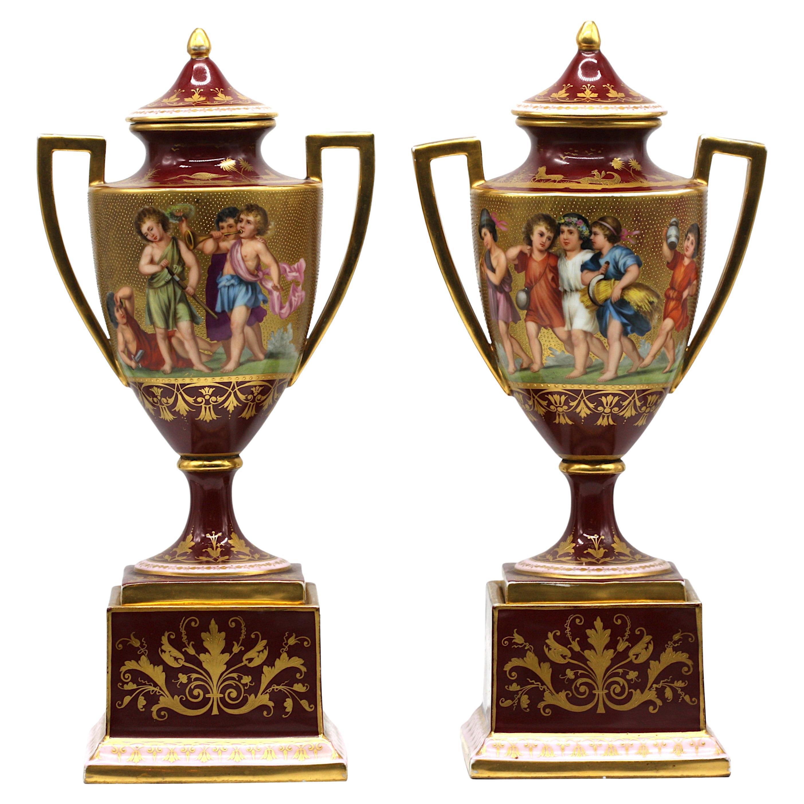 Zwei Vasen im Wiener Stil mit zwei Henkeln und Deckeln auf Sockeln, um 1890