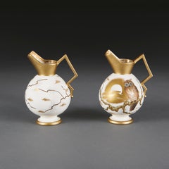 Paire de pichets hiboux viennois en céramique crème et or