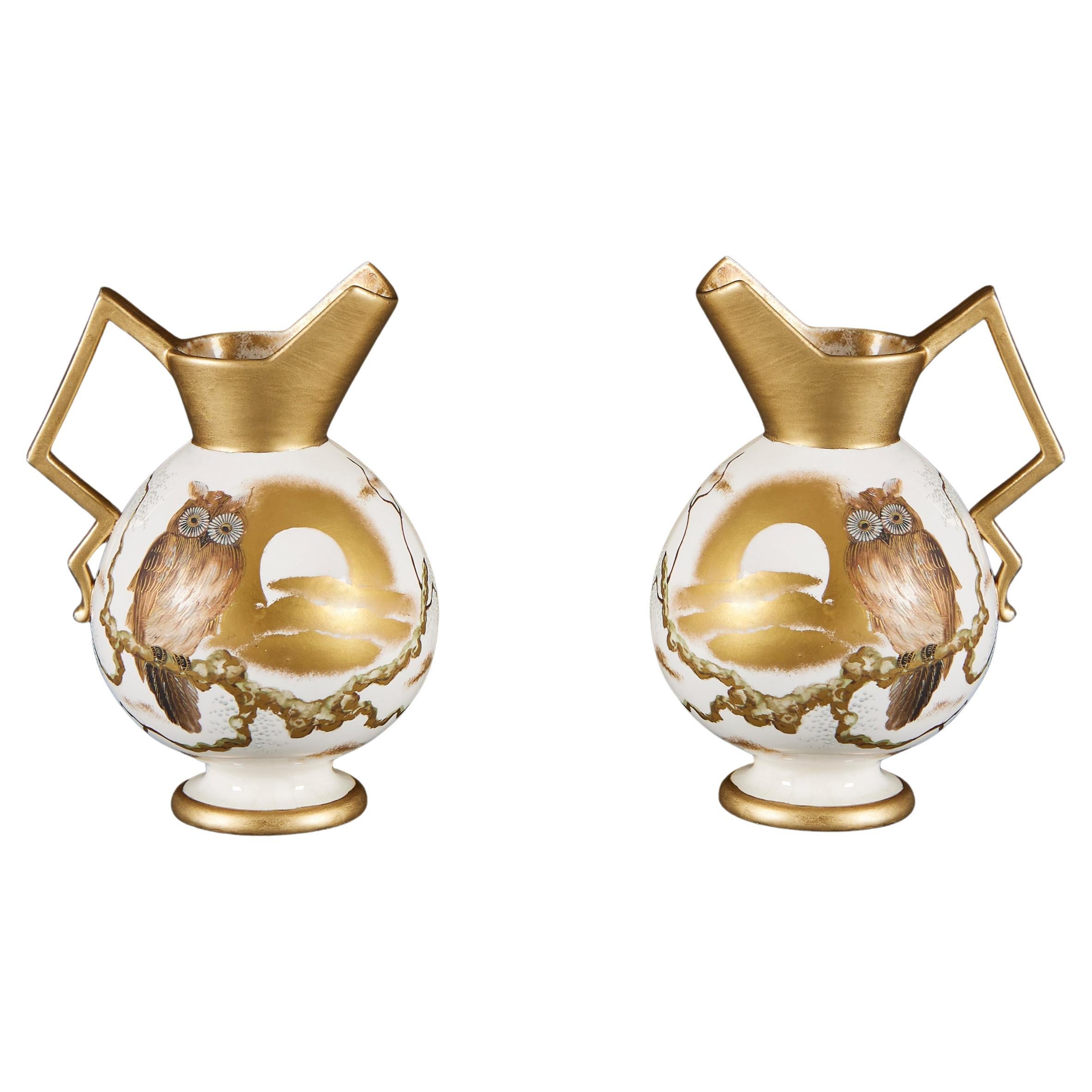 Pareja de jarras vienesas de cerámica crema y oro con forma de búho