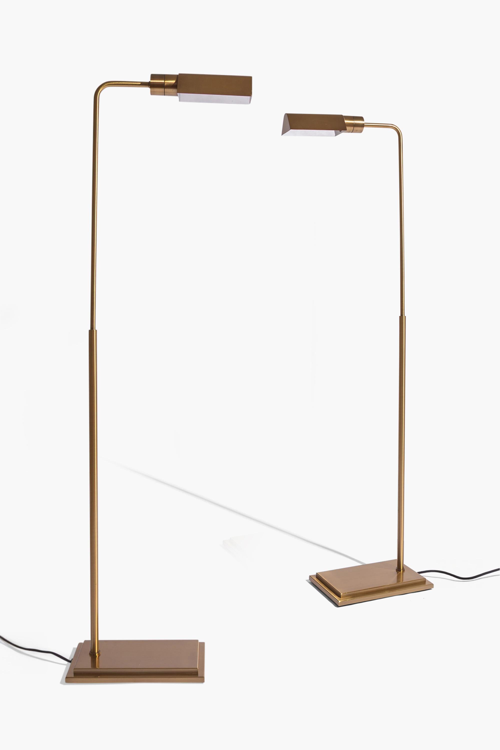 Coppia di luci da lettura in ottone invecchiato vintage nello stile di Cedric Hartmann.

Base rettangolare a gradini e colonna tubolare con paralume a baldacchino triangolare. La colonna verticale è girevole a destra/sinistra e il paralume ruota per