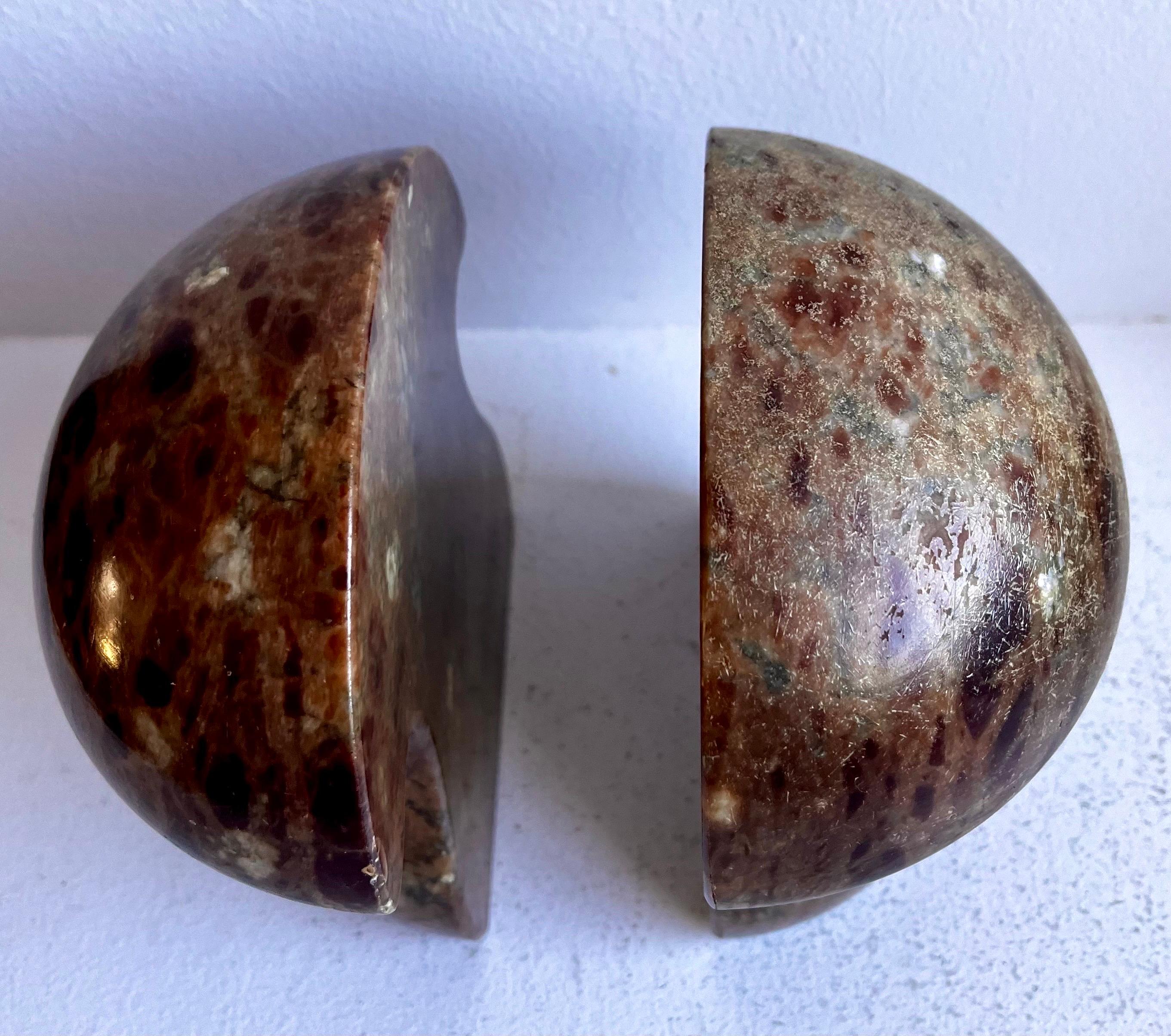 Coppia di fermalibri d'epoca a fungo in alabastro, Italia, c.C. 1960 In condizioni buone in vendita a Philadelphia, PA