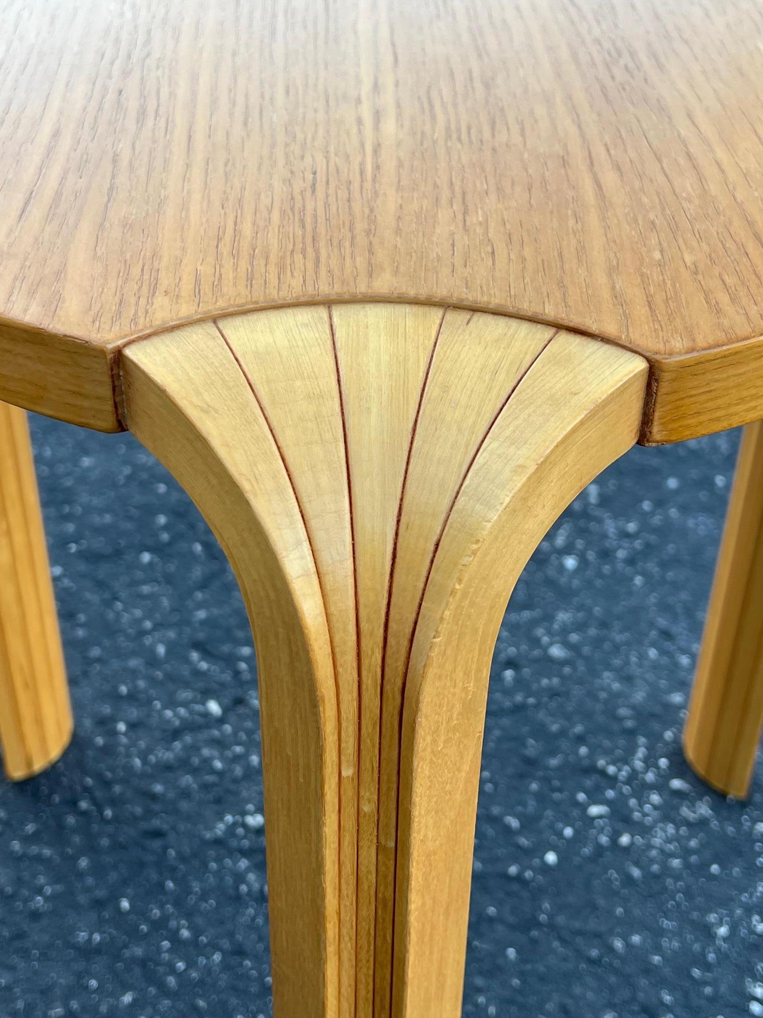 Bouleau Paire de tabourets à pieds en éventail Alvar Aalto+Aalto vers 1970 en vente