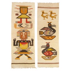 Ein Paar amerikanische Navajo-Teppiche im Vintage-Stil, in kleinem Maßstab