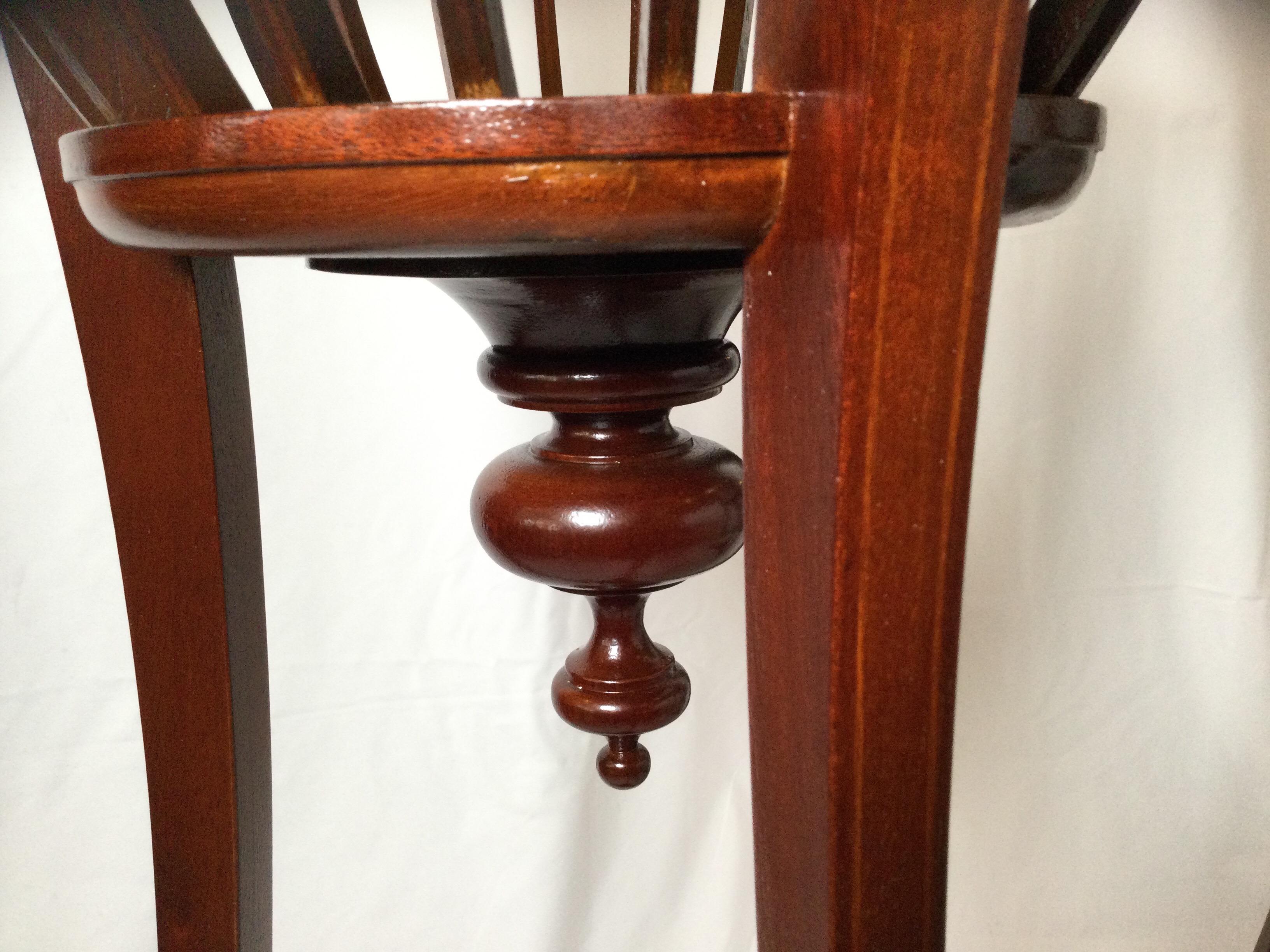 Pair of Vintage Baker Mahogany Plant Stands In Excellent Condition In Lambertville, NJ