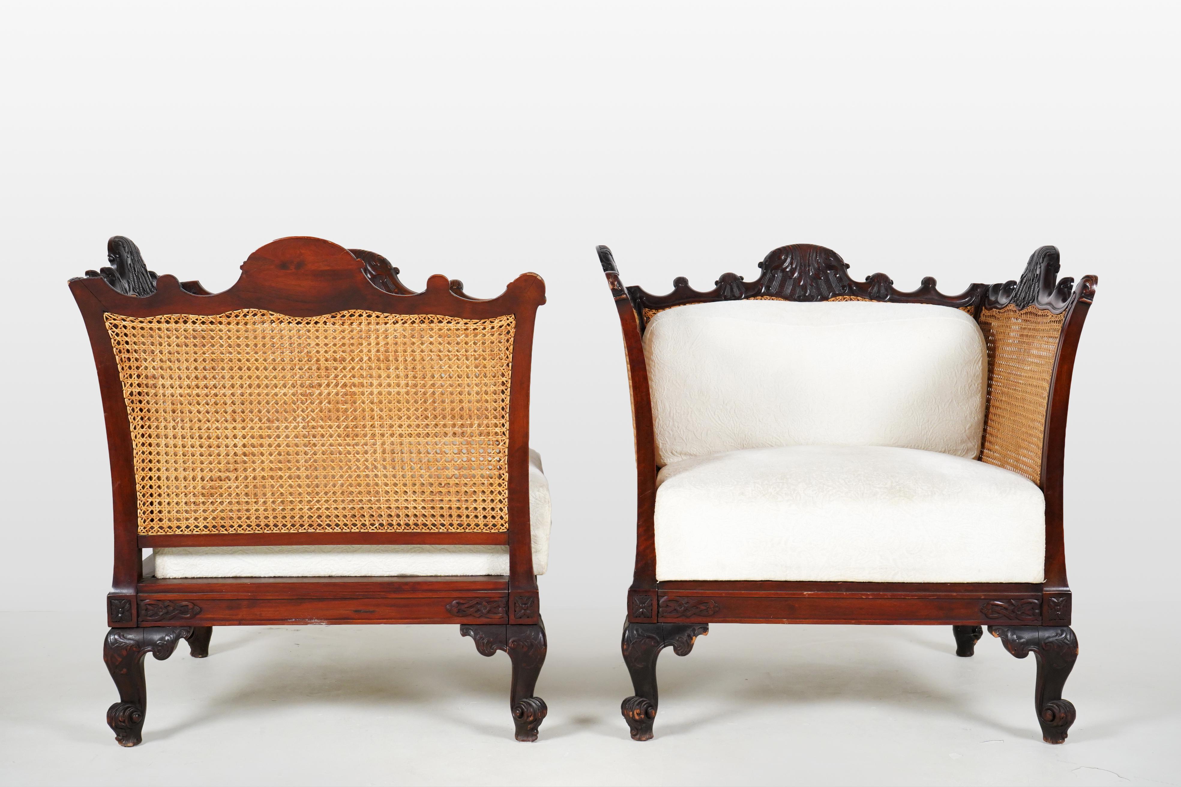 Dieses beeindruckende Paar von Sesseln mit Schilfrohrrücken im Vintage-Stil kann modernen Räumen Reichtum und Geschichte verleihen. Die Stühle sind ungewöhnlich tief und breit 34