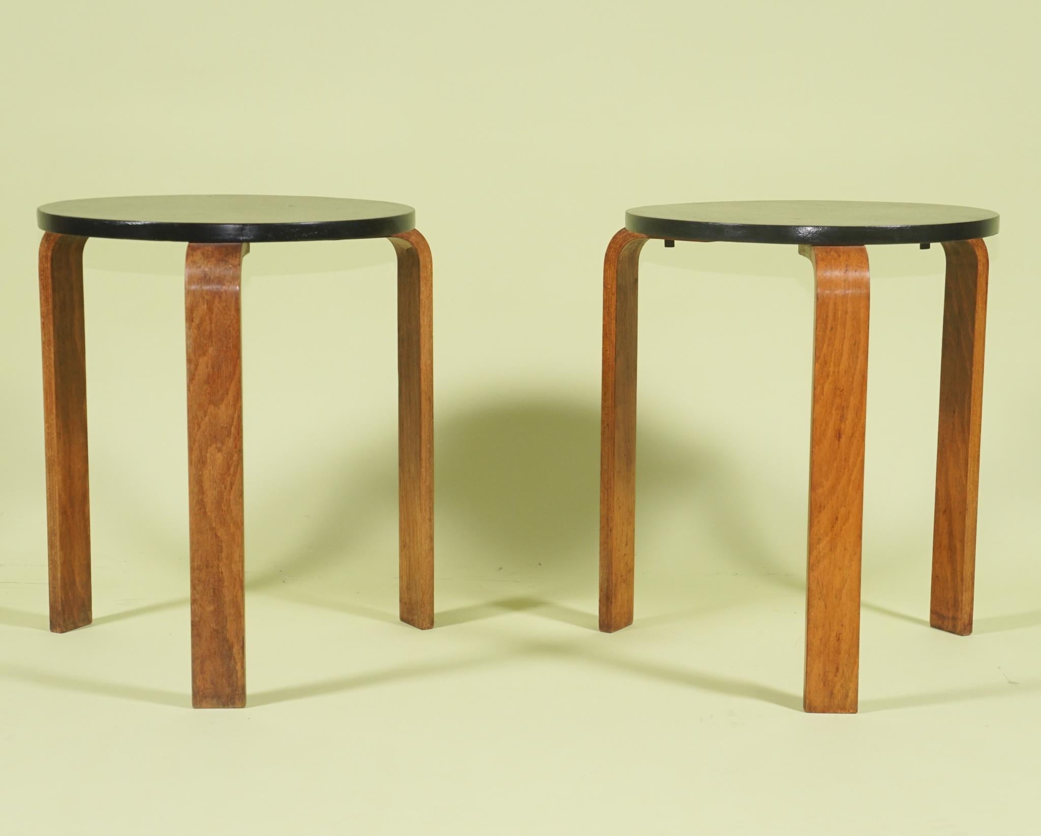 Style international Une paire de vintage  Tables basses ou tabourets en bois cintré d'après un dessin d'Alvar Aalto  en vente