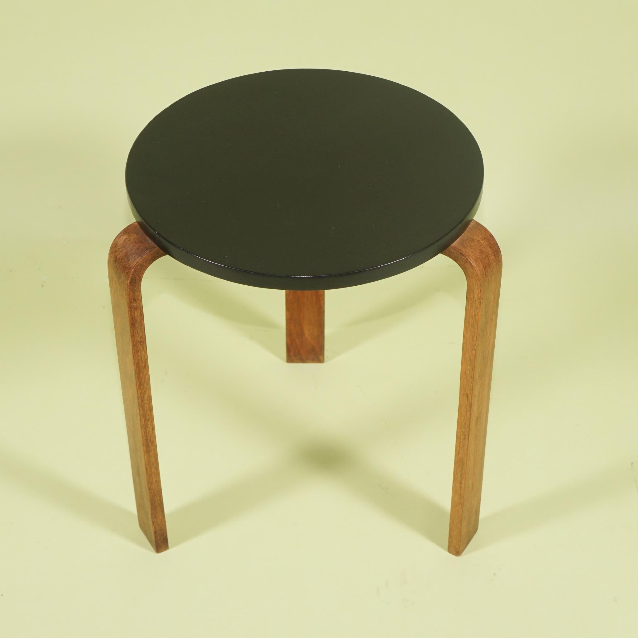 Ébénisé Une paire de vintage  Tables basses ou tabourets en bois cintré d'après un dessin d'Alvar Aalto  en vente
