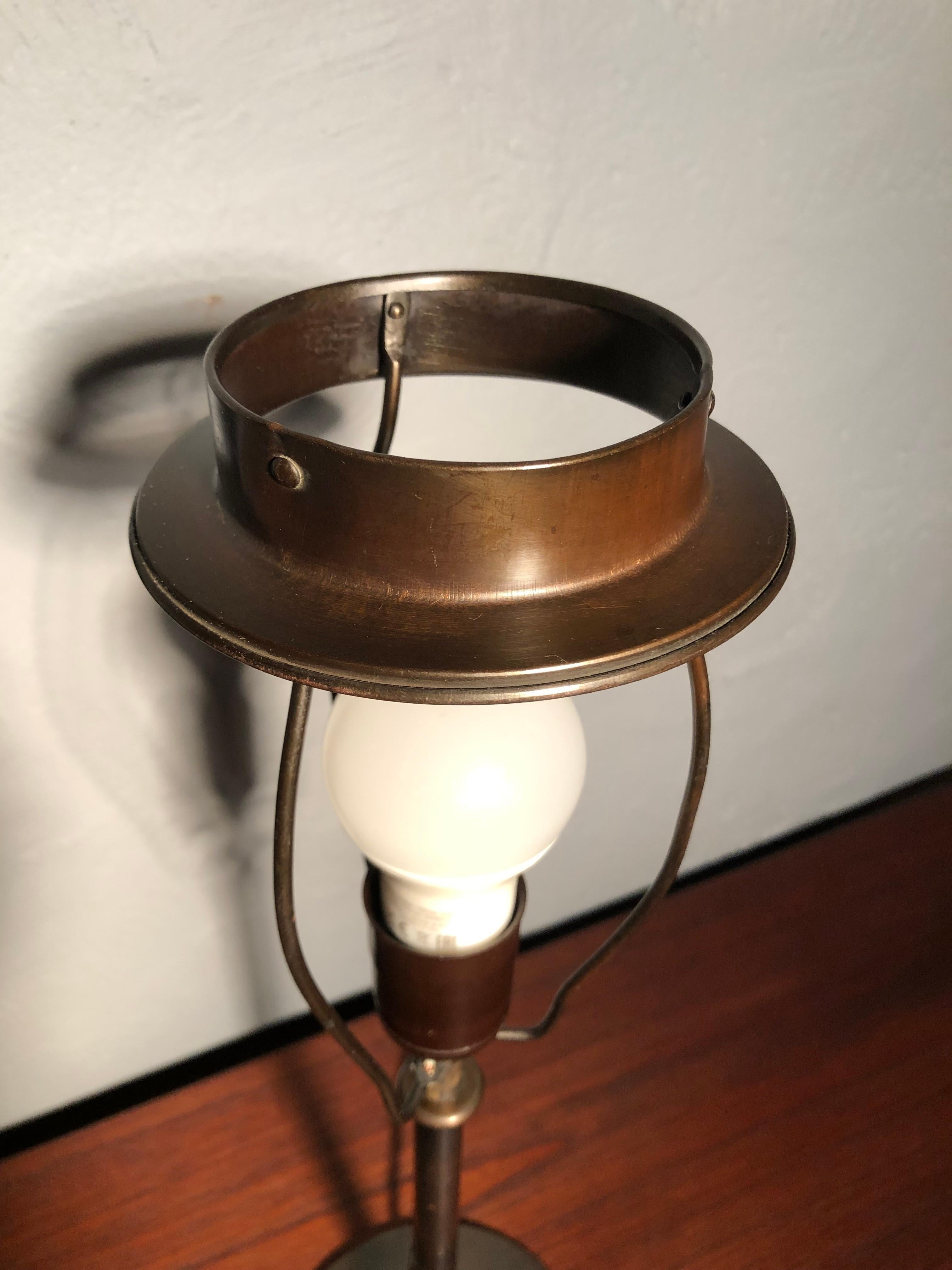 Paire de lampes de bureau vintage en laiton par Fog & Mrup, fabricants de lampes de bureau des années 1940 en vente 7