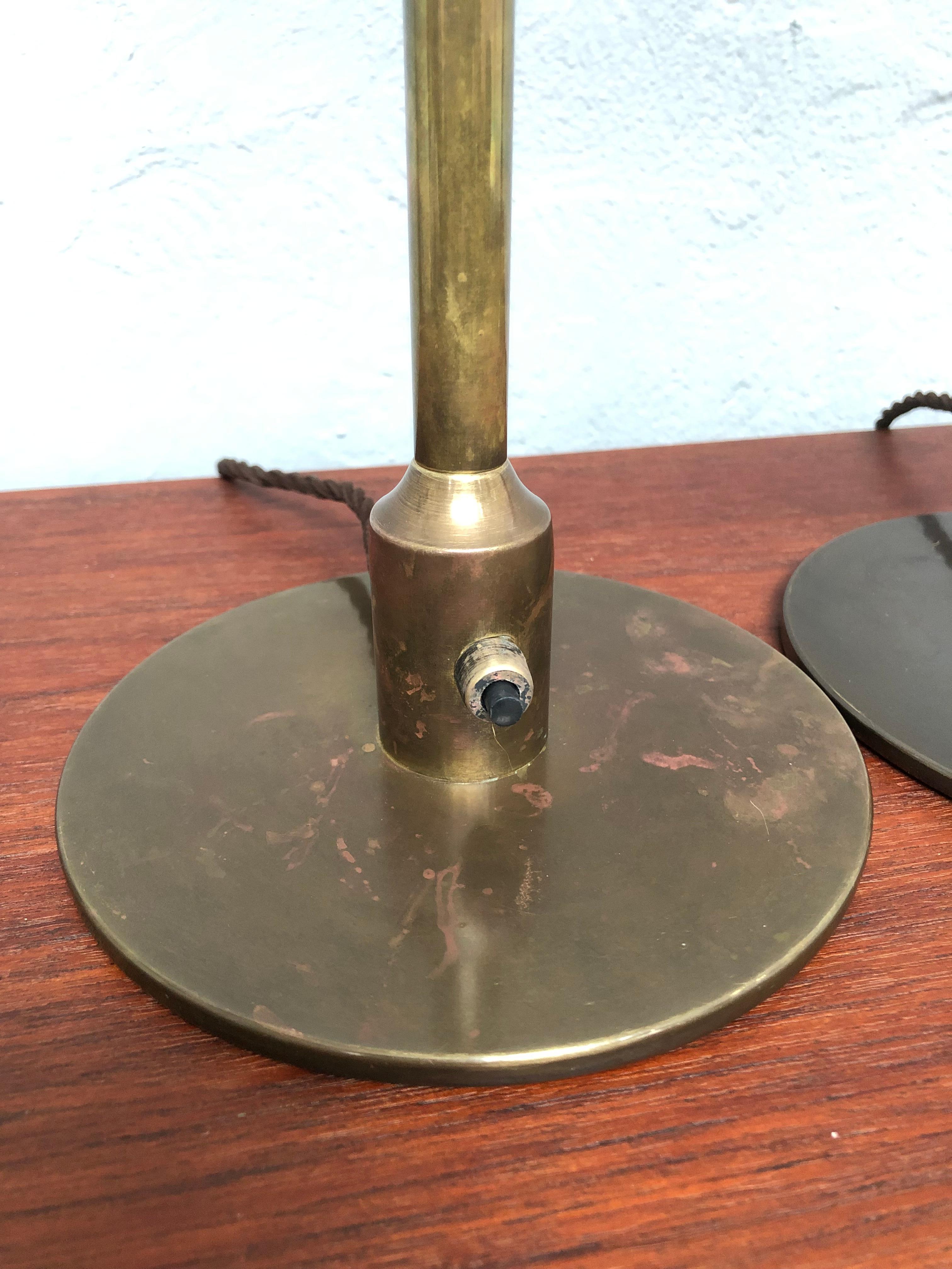 Une paire de lampes de table vintage en laiton de la société d'éclairage danoise Fog & Mørup des années 1940 dans le style de Poul Henningsen. 
Ces lampes ont été démontées et recâblées avec un câble en tissu brun torsadé, mises à la terre et