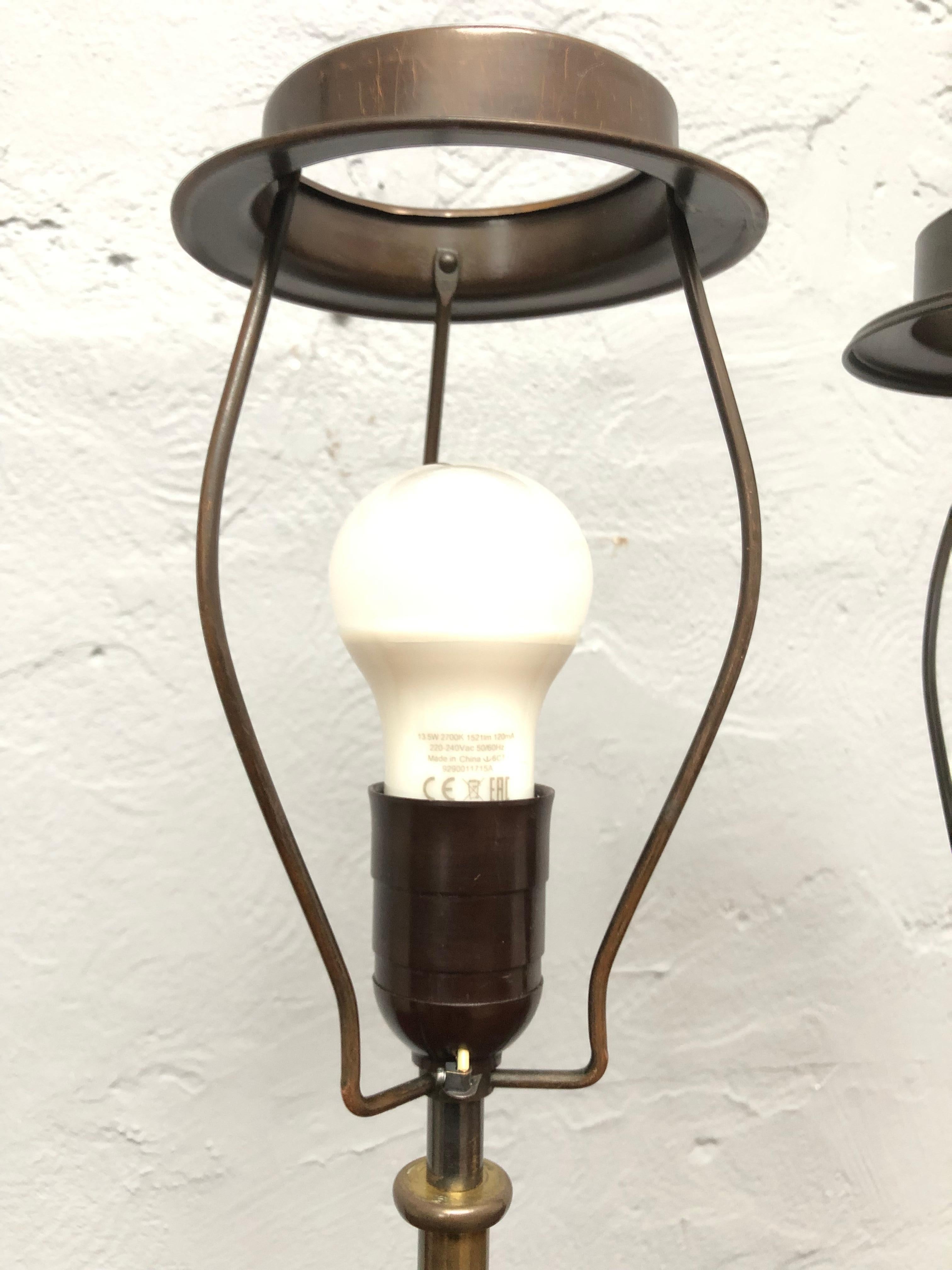 Mid-Century Modern Paire de lampes de bureau vintage en laiton par Fog & Mrup, fabricants de lampes de bureau des années 1940 en vente