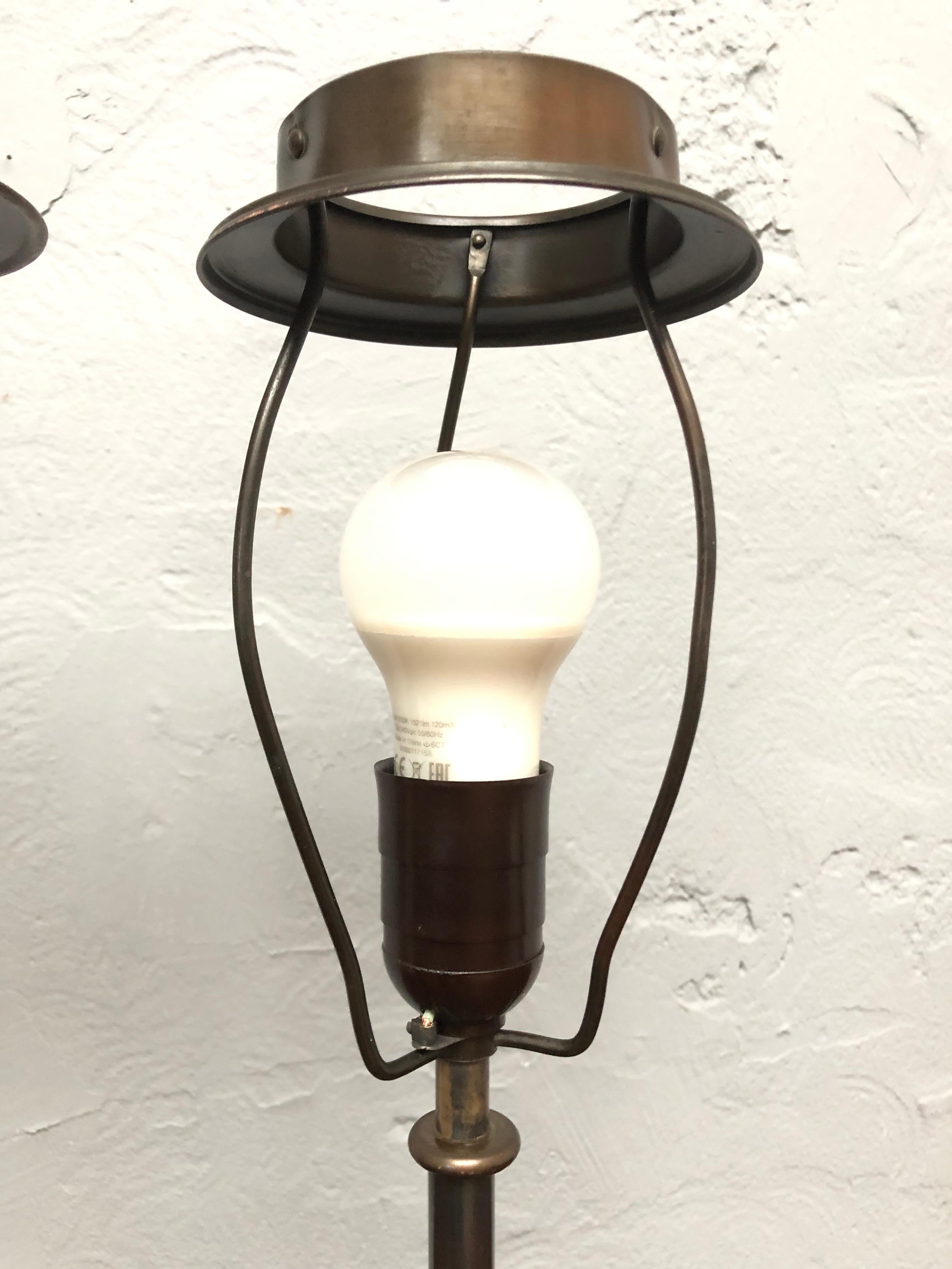 Danois Paire de lampes de bureau vintage en laiton par Fog & Mrup, fabricants de lampes de bureau des années 1940 en vente