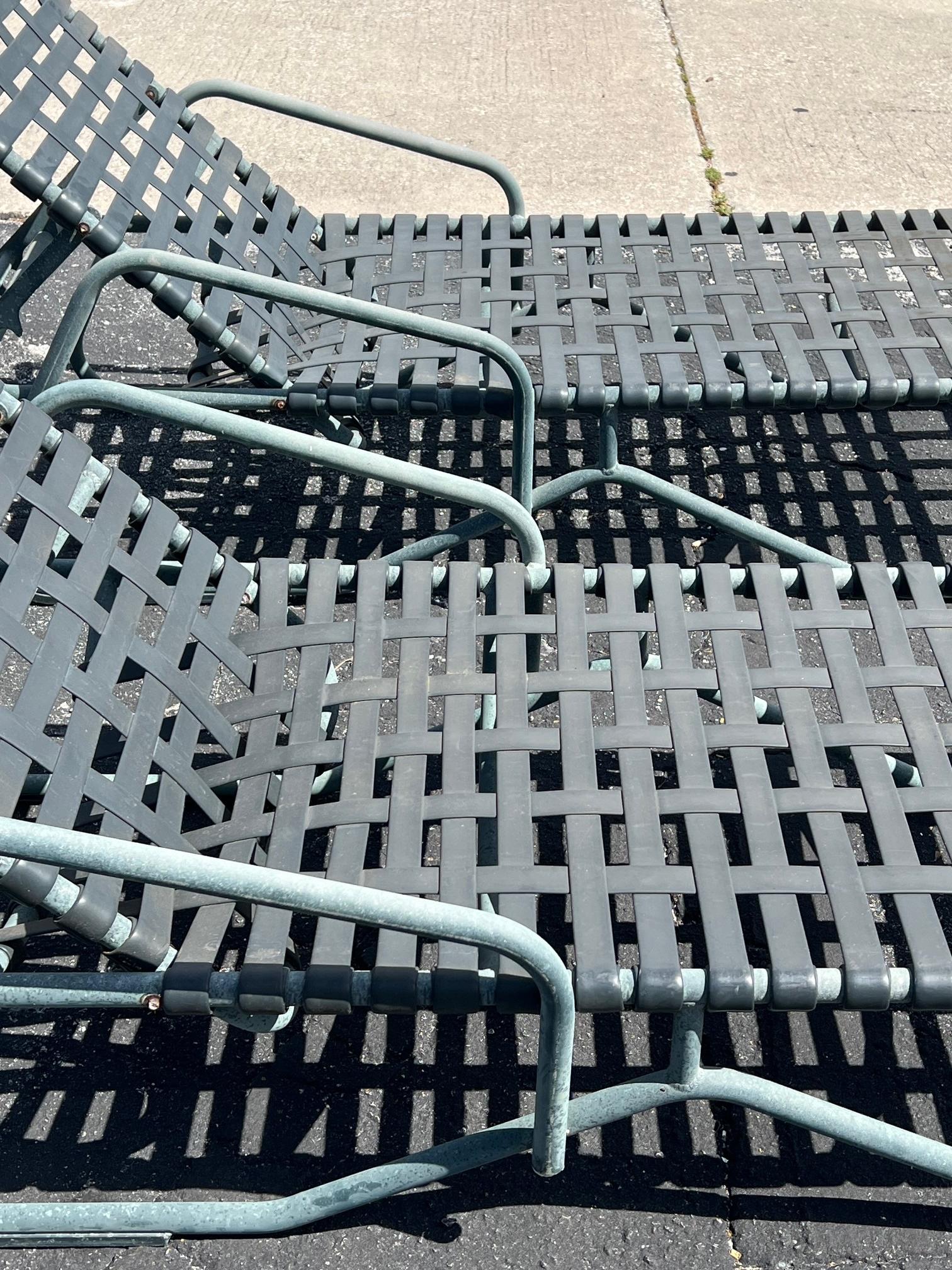 A Pair Of Vintage Brown Jordan Outdoor Chaises In Good Condition For Sale In St.Petersburg, FL