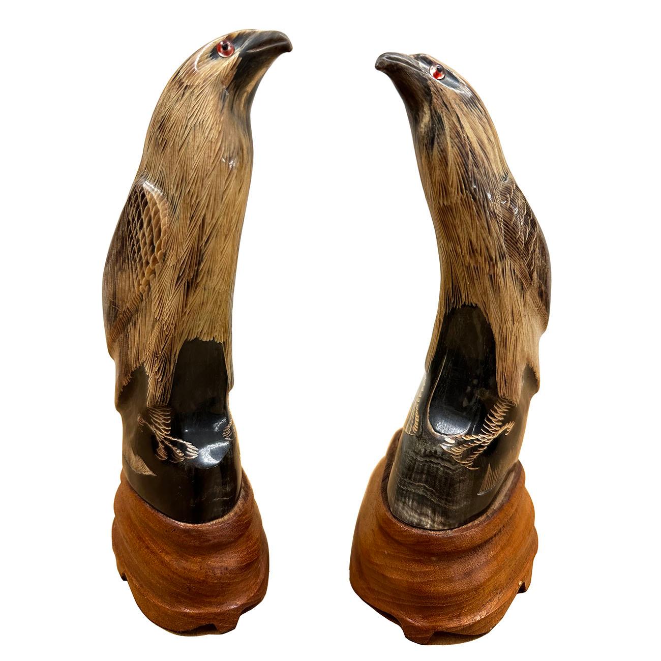 Dieses Paar chinesischer Adler-Skulpturen aus Büffelhorn ist zu 100 Prozent handgefertigt und aus Büffelhorn geschnitzt. Im alten China stand der Adler für Tapferkeit und Weisheit. Er ist auch ein Symbol für einen Helden. Schauen Sie sich die
