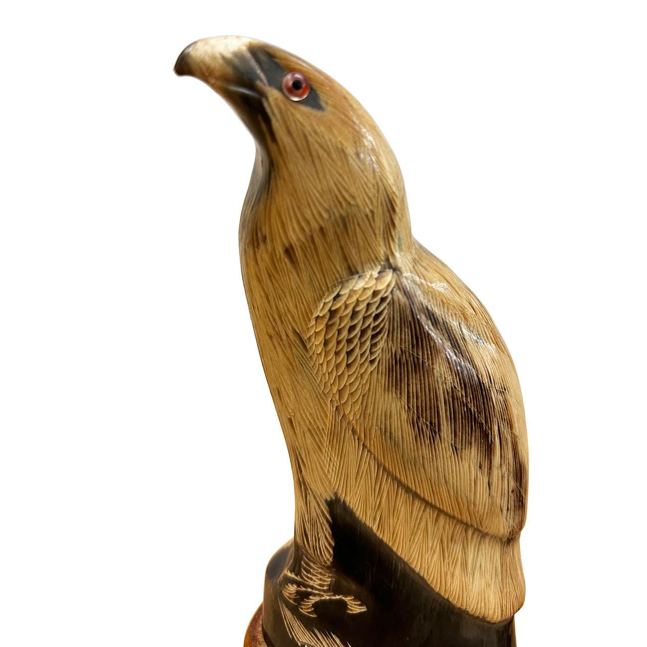 Ein Paar chinesische Vintage-Skulpturen eines geschnitzten Adlers aus Buffalo Horn (Chinesisch) im Angebot