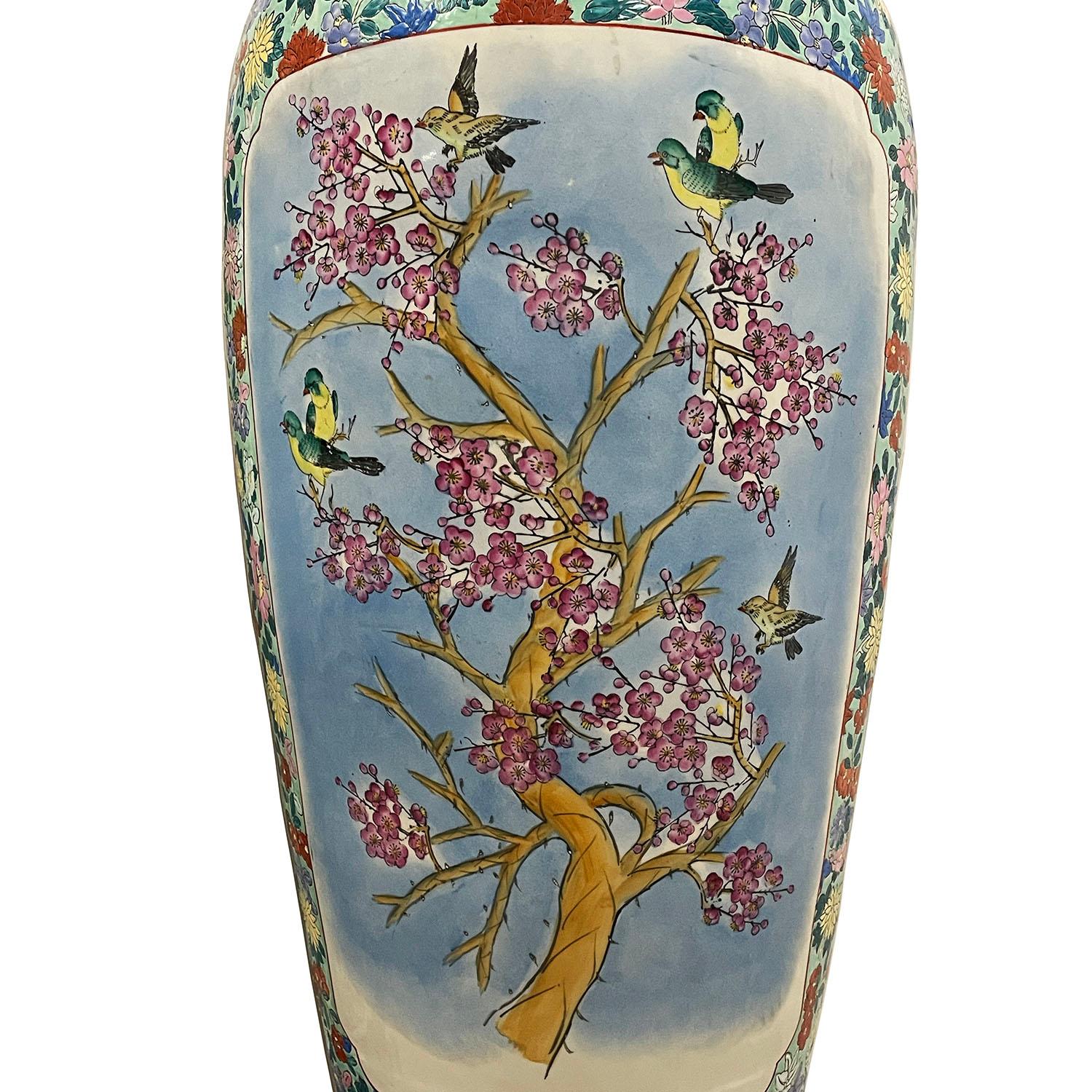Paire de vases de sol chinois vintage en porcelaine Famille Rose en vente 5