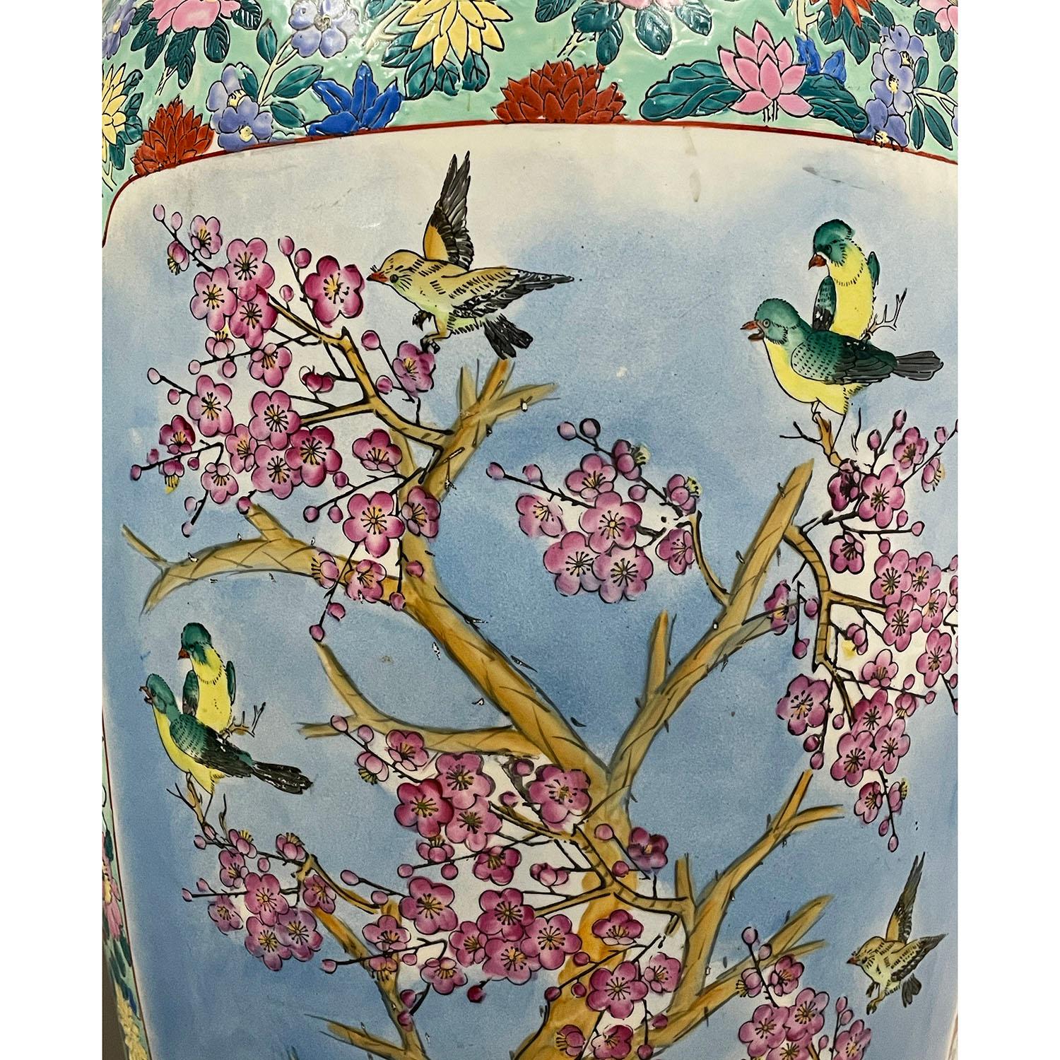Paire de vases de sol chinois vintage en porcelaine Famille Rose en vente 6