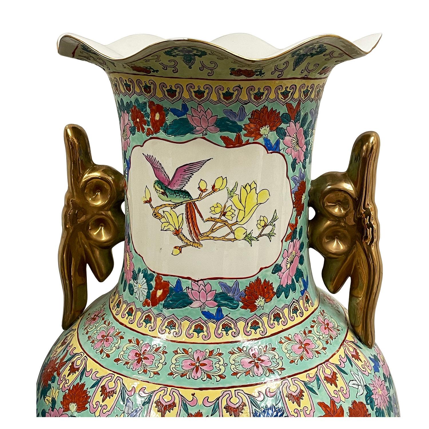 Paire de vases de sol chinois vintage en porcelaine Famille Rose en vente 8