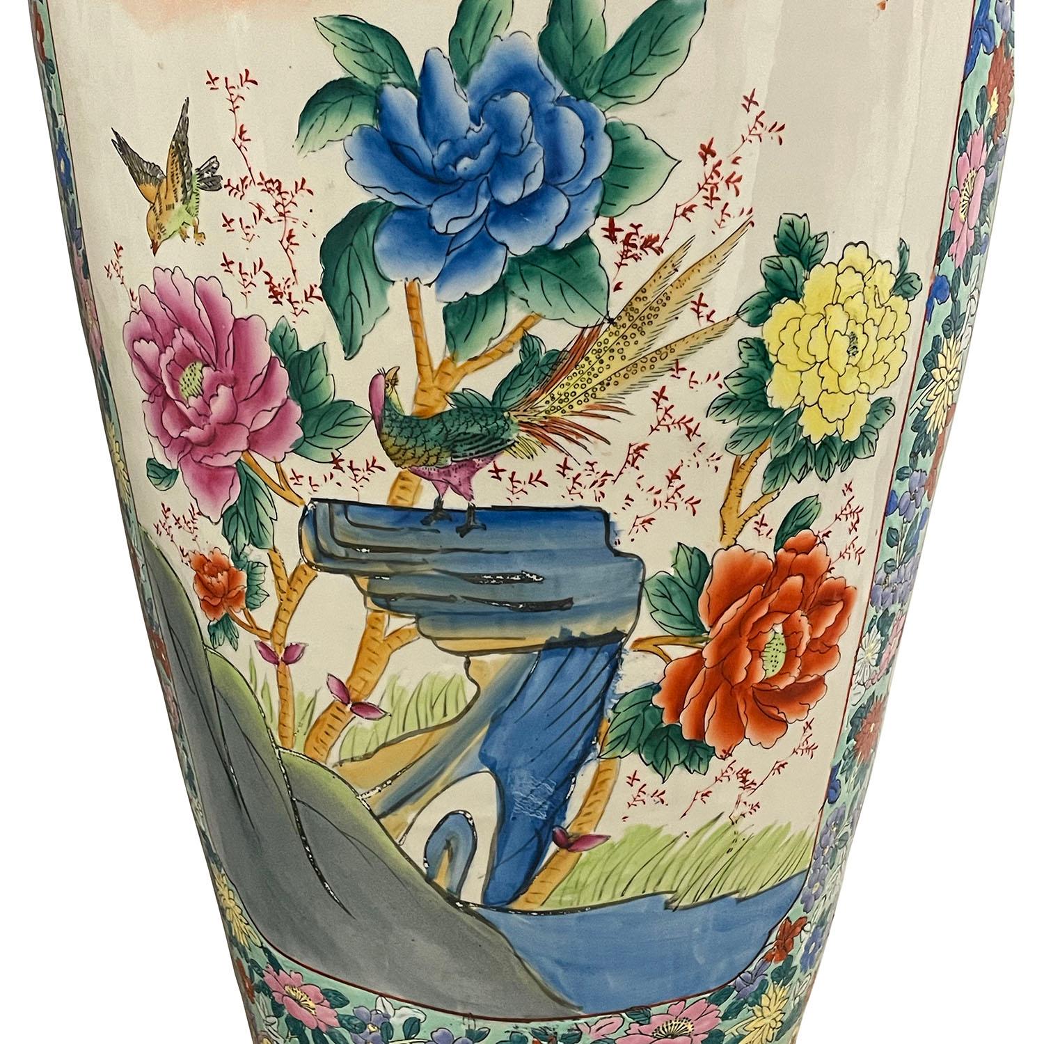 Paire de vases de sol chinois vintage en porcelaine Famille Rose en vente 9