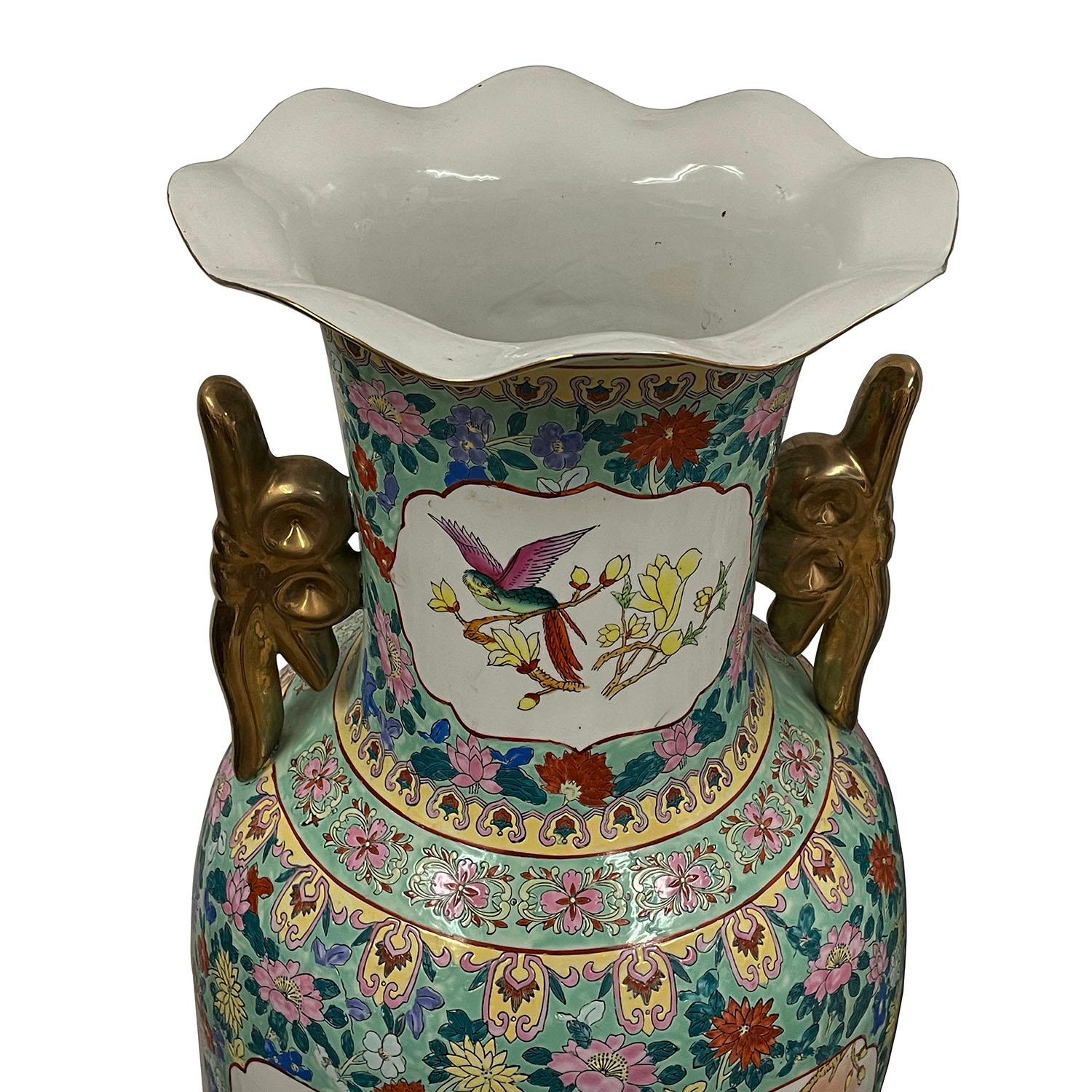 Regardez cette paire de vases rares et magnifiques en porcelaine de famille rose ancienne chinoise. Ils ont été fabriqués et peints à la main. Il est orné de peintures traditionnelles chinoises à la main représentant de beaux oiseaux et des motifs
