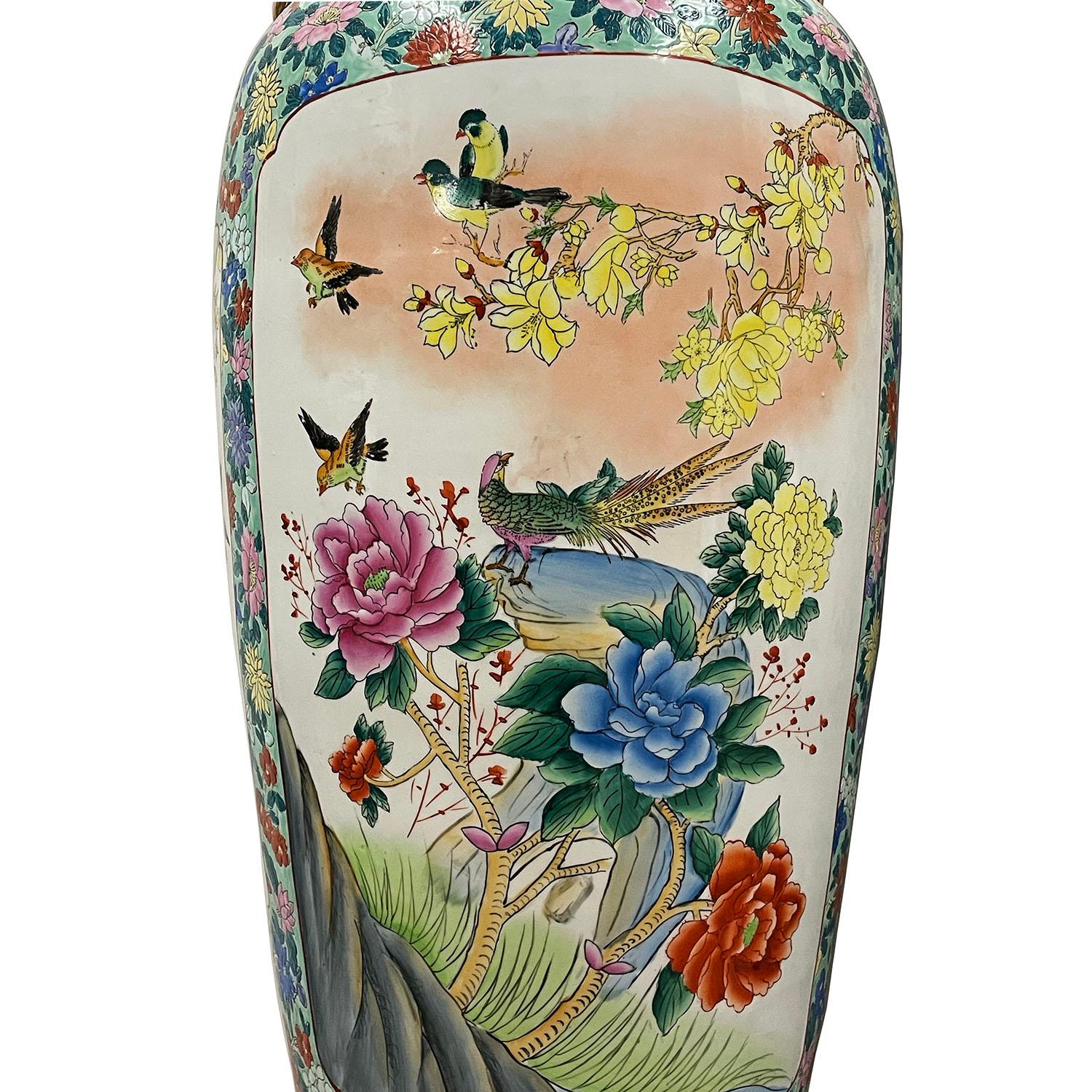 Exportation chinoise Paire de vases de sol chinois vintage en porcelaine Famille Rose en vente