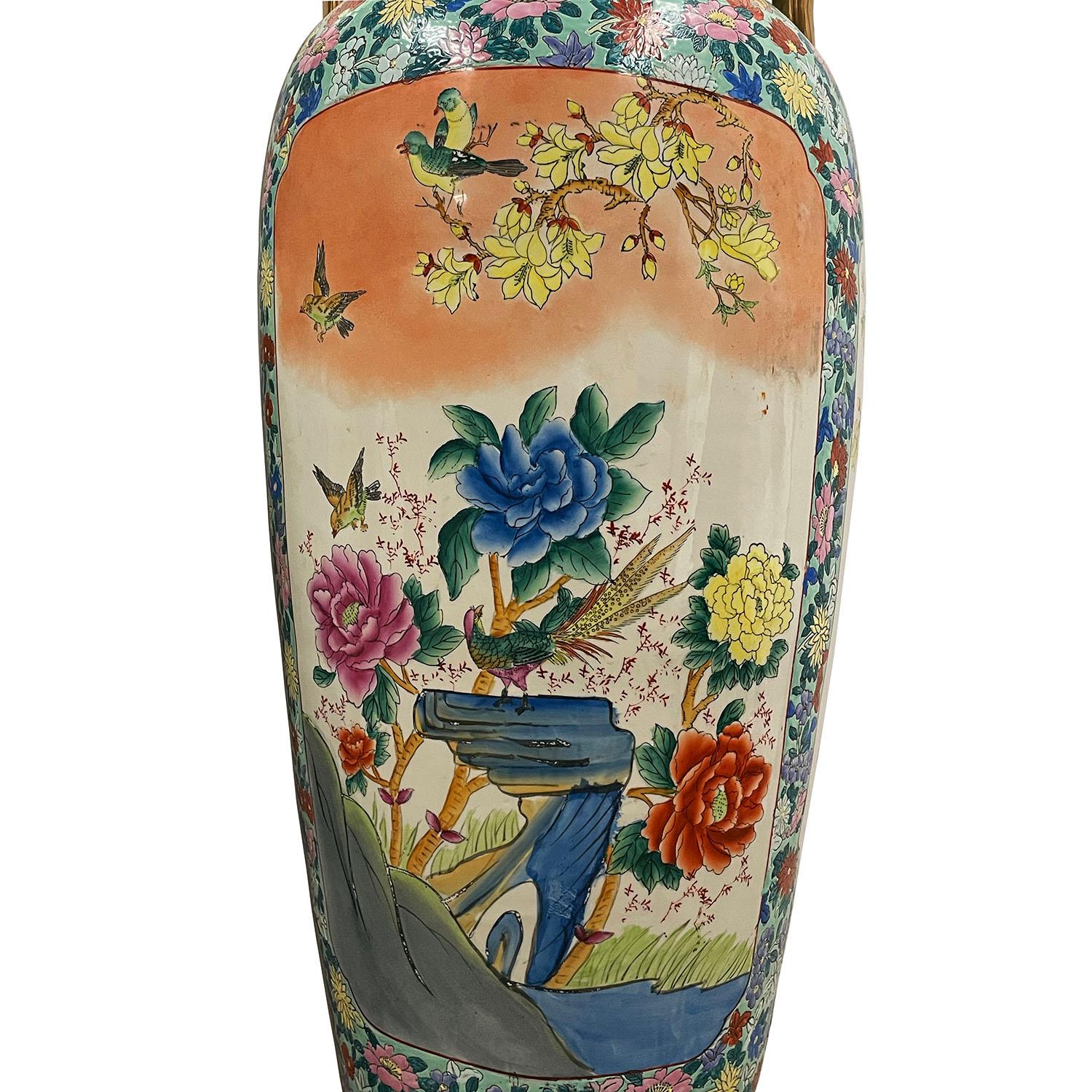 Peint Paire de vases de sol chinois vintage en porcelaine Famille Rose en vente