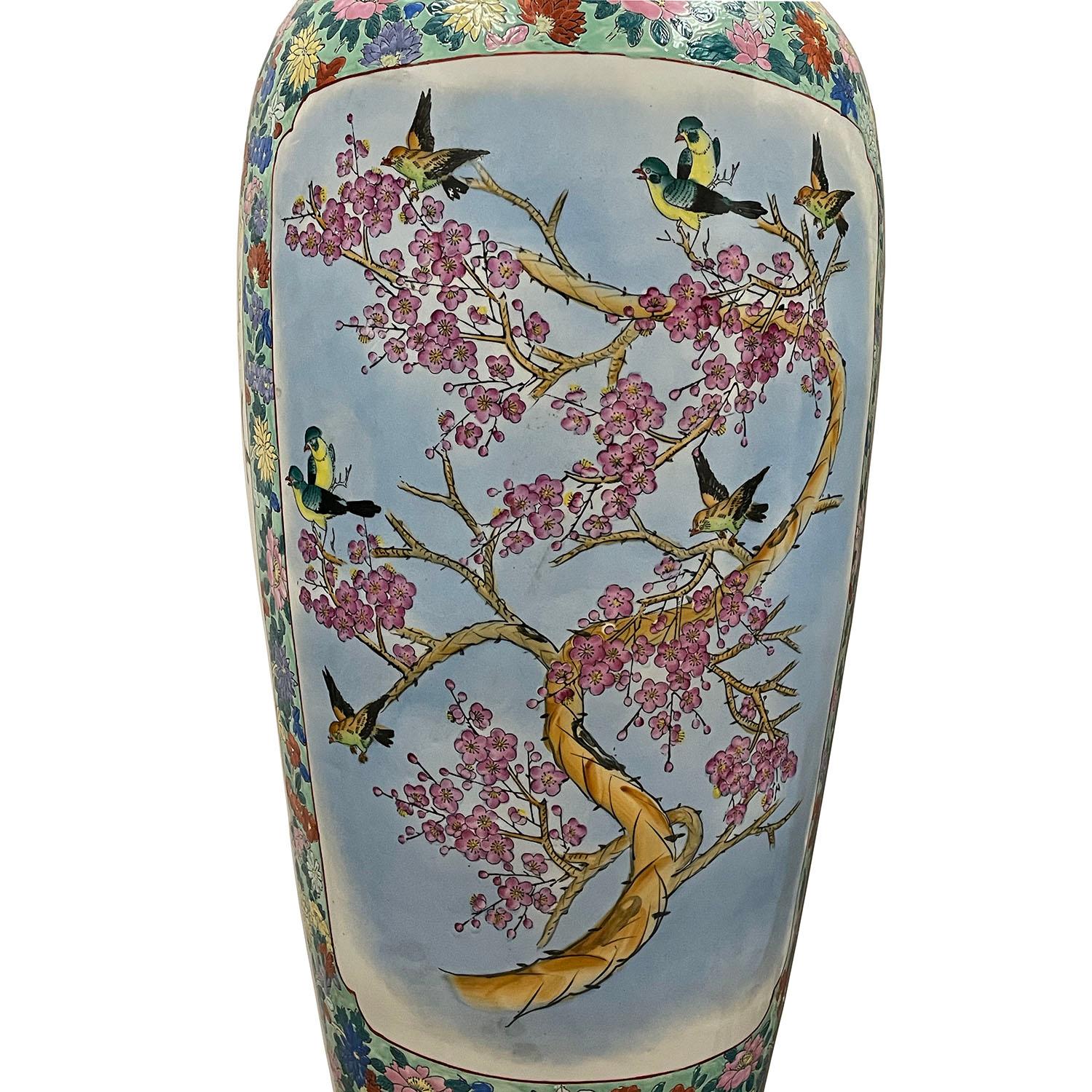 20ième siècle Paire de vases de sol chinois vintage en porcelaine Famille Rose en vente